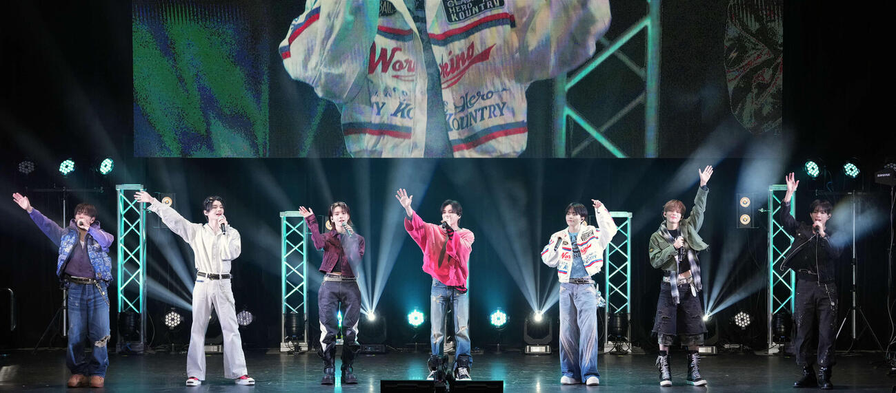 ライブパフォーマンスを披露するaoen（撮影・小島史椰）