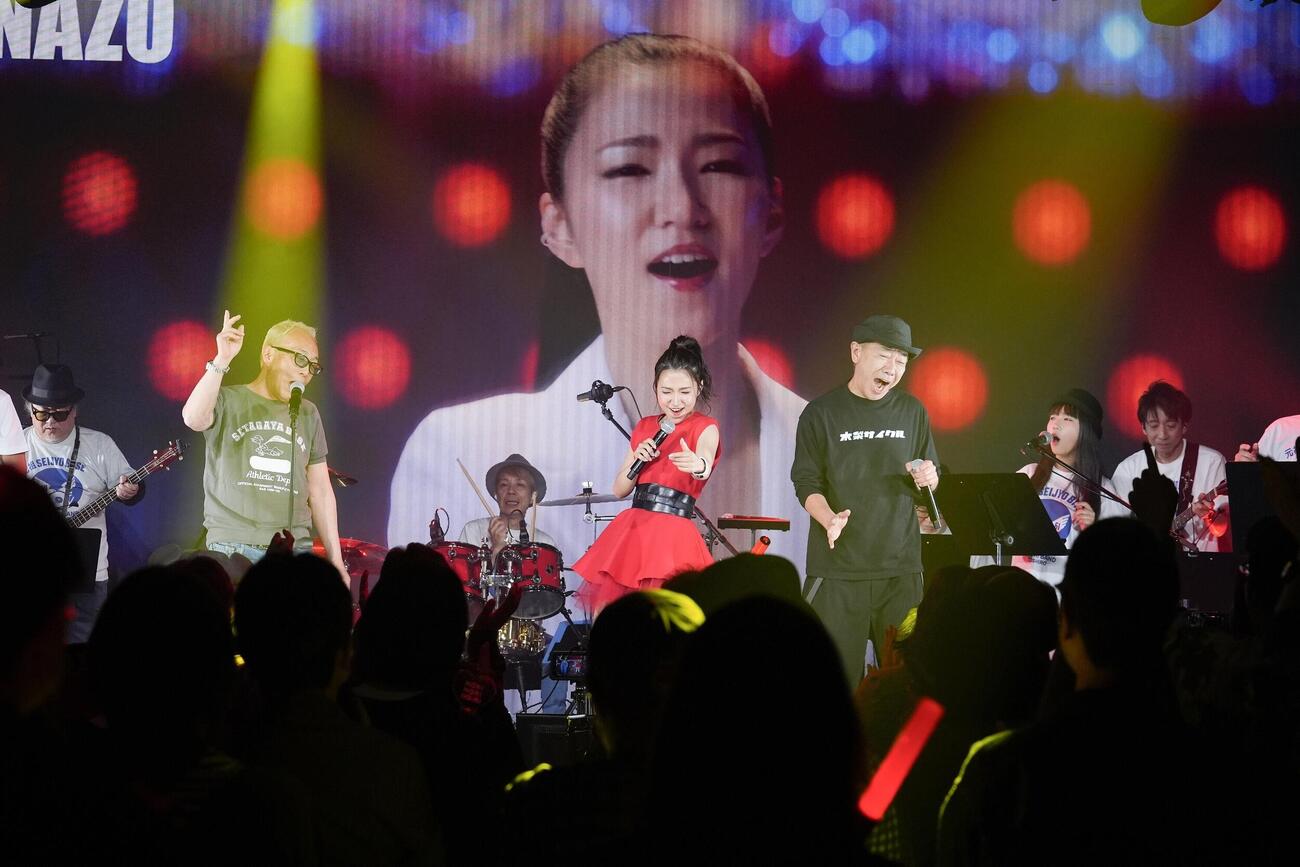 「田中とジョージのみんな来てよLIVE！～憲ちゃんもくるよね？～vol.2」で歌う、左から所ジョージ、田中あいみ、木梨憲武