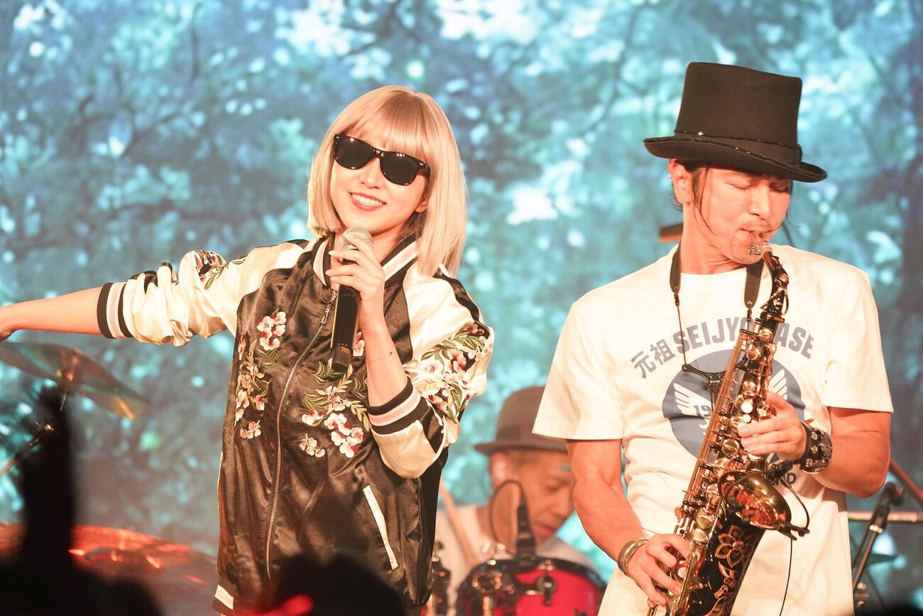 「田中とジョージのみんな来てよLIVE！～憲ちゃんもくるよね？～vol.2」で歌う田中あいみ（左）とゲスト出演の武田真治