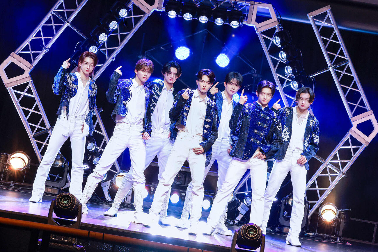 「aoen LIVE TOUR 2026　～青のはじまり　47＋1～」初日公演を開催したaoen。左から颯太（SOTA）、京助（KYOSUKE）、輝（HIKARU）、礼央（REO）、優樹（YUJU）、琉楓（RUKA）、雅久（GAKU）（（C）JCONIC）