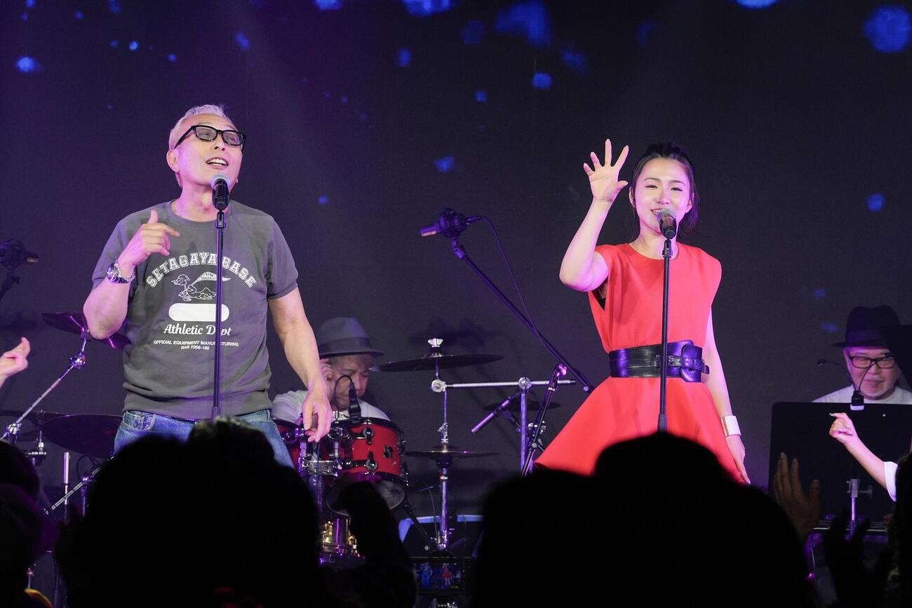 「田中とジョージのみんな来てよLIVE！～憲ちゃんもくるよね？～vol.2」で歌うた田中あいみ（右）と所ジョージ