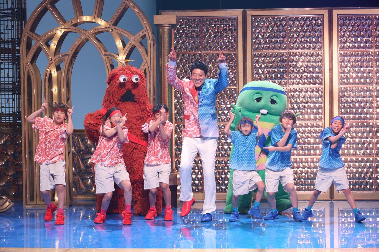 BEEF or FISH？－松岡修造の究極の2択グルメSHOW－で子供たちと踊る松岡修造