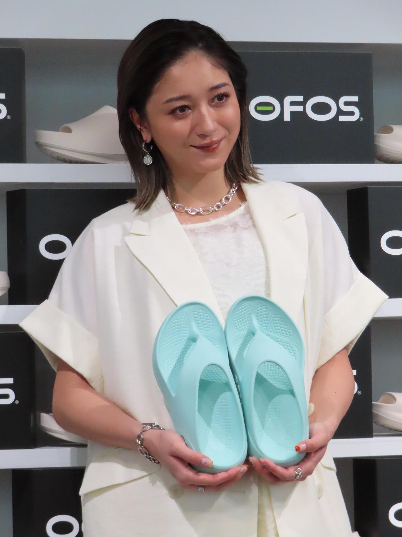 OOFOSのポップアップオープニングイベントに登場した池田美優