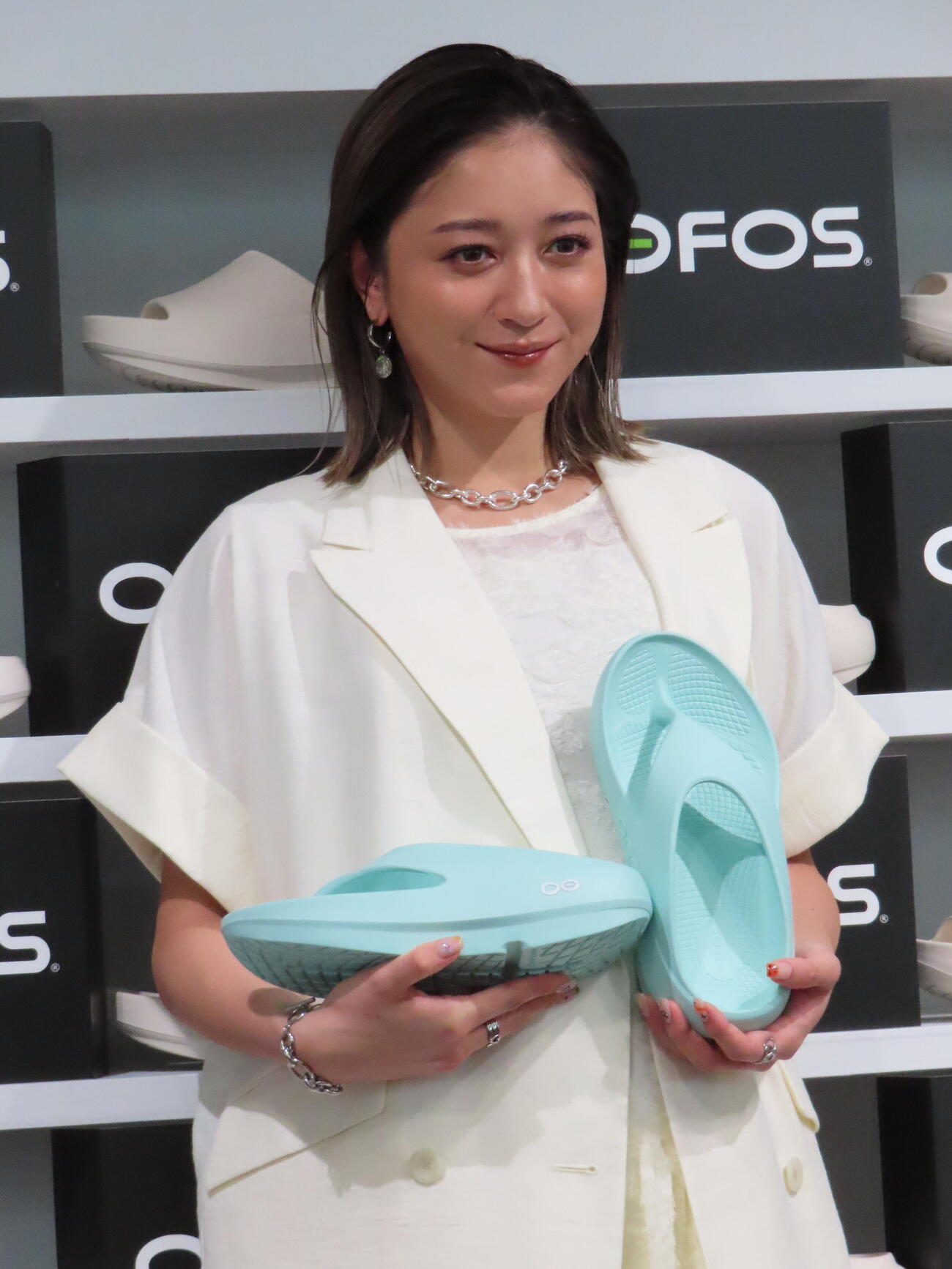 OOFOSのポップアップオープニングイベントに登場した池田美優