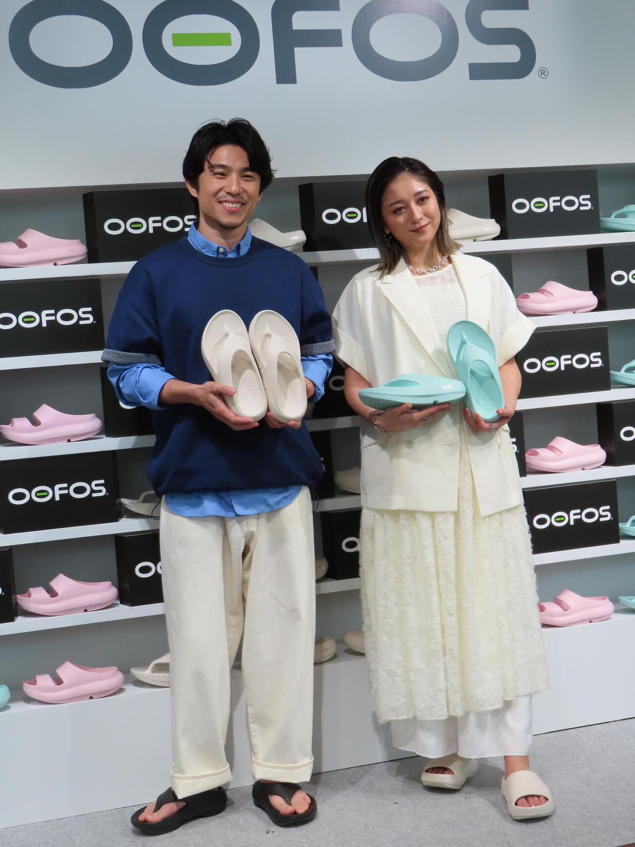 OOFOSのポップアップオープニングイベントに登場した中尾明慶（左）と池田美優