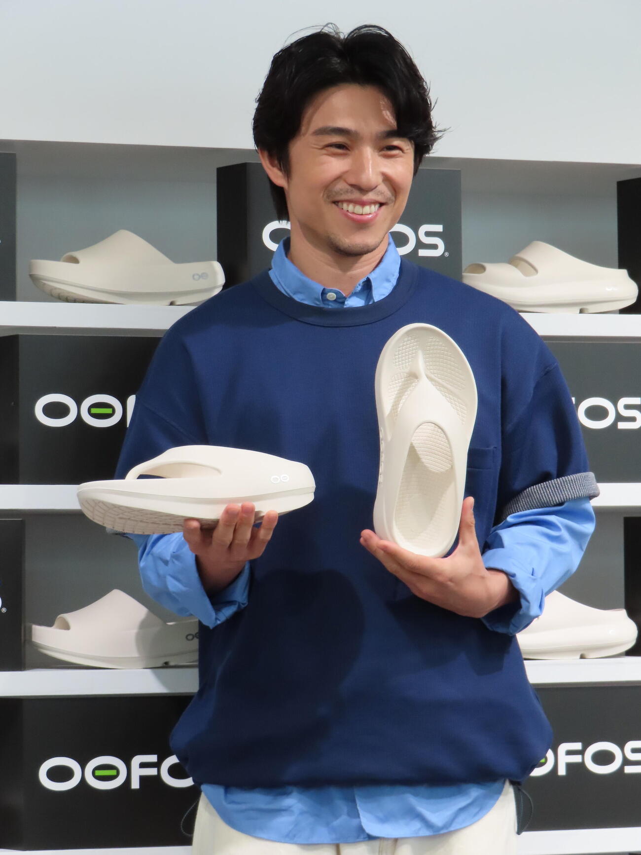 OOFOSのポップアップオープニングイベントに登場した中尾明慶
