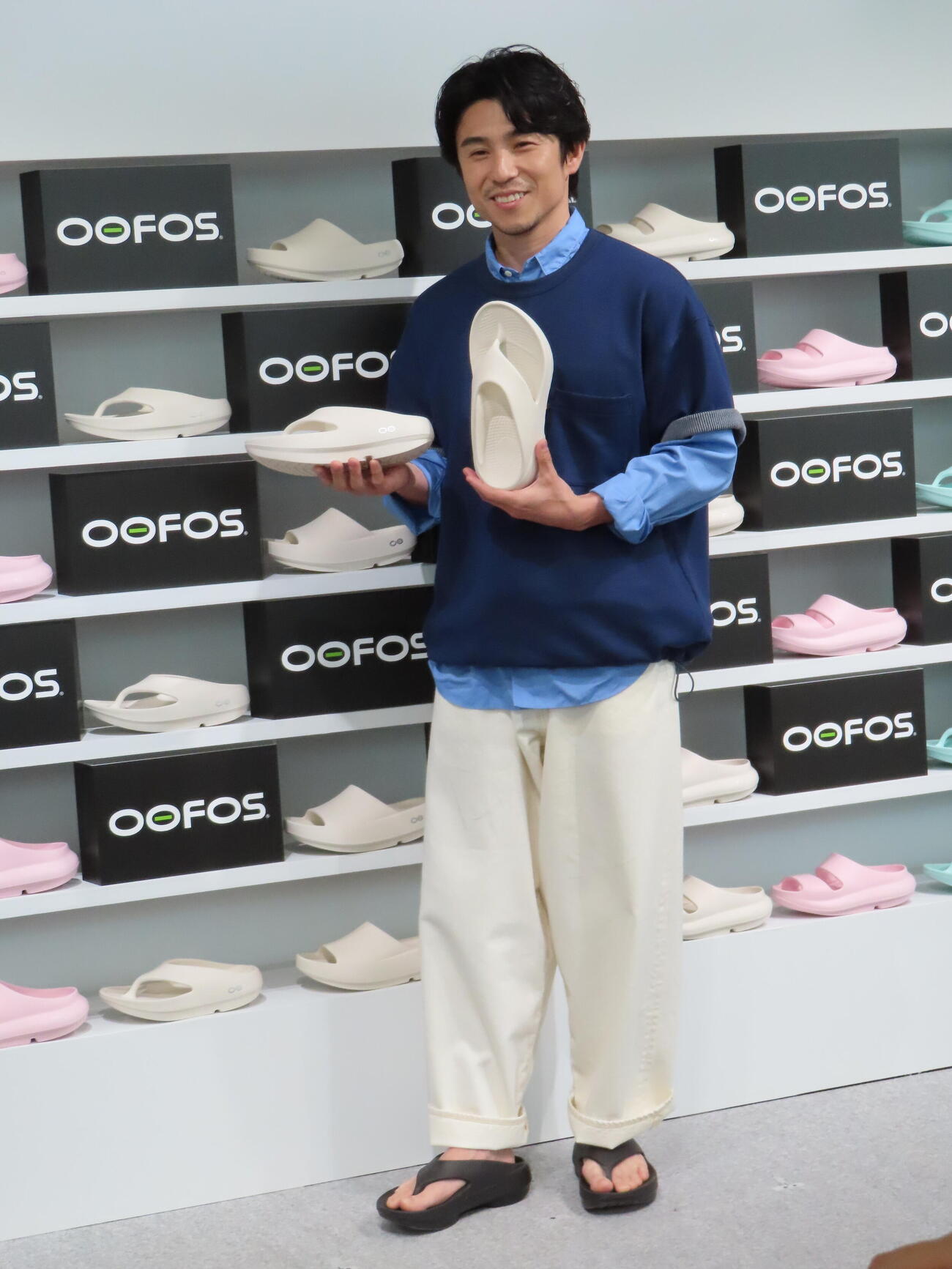 OOFOSのポップアップオープニングイベントに登場した中尾明慶