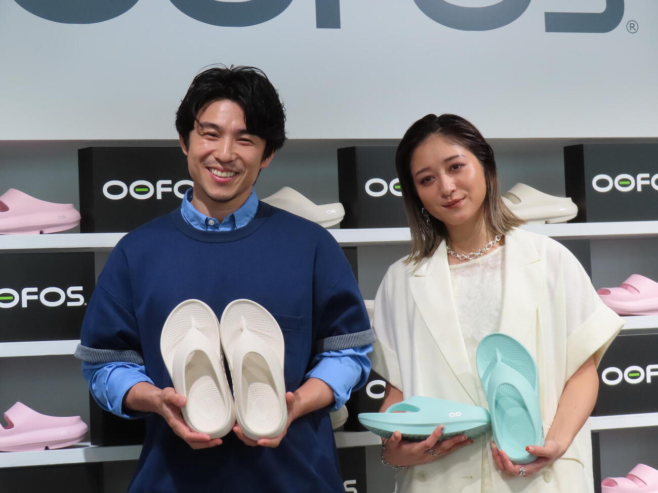 OOFOSのポップアップオープニングイベントに登場した中尾明慶（左）と池田美優