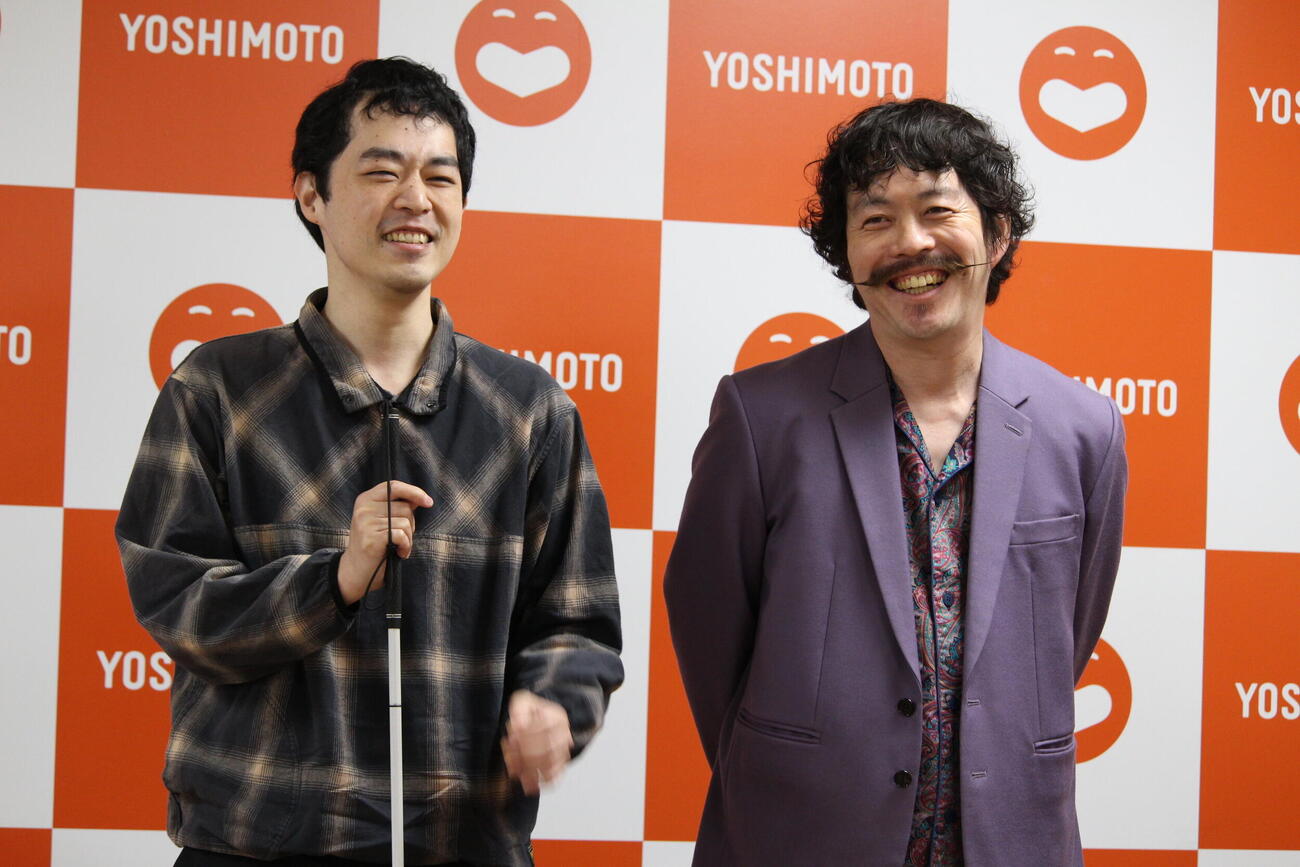 「盲目の新喜劇」に主演するピン芸人濱田祐太郎（左）と脚本担当の小西武蔵
