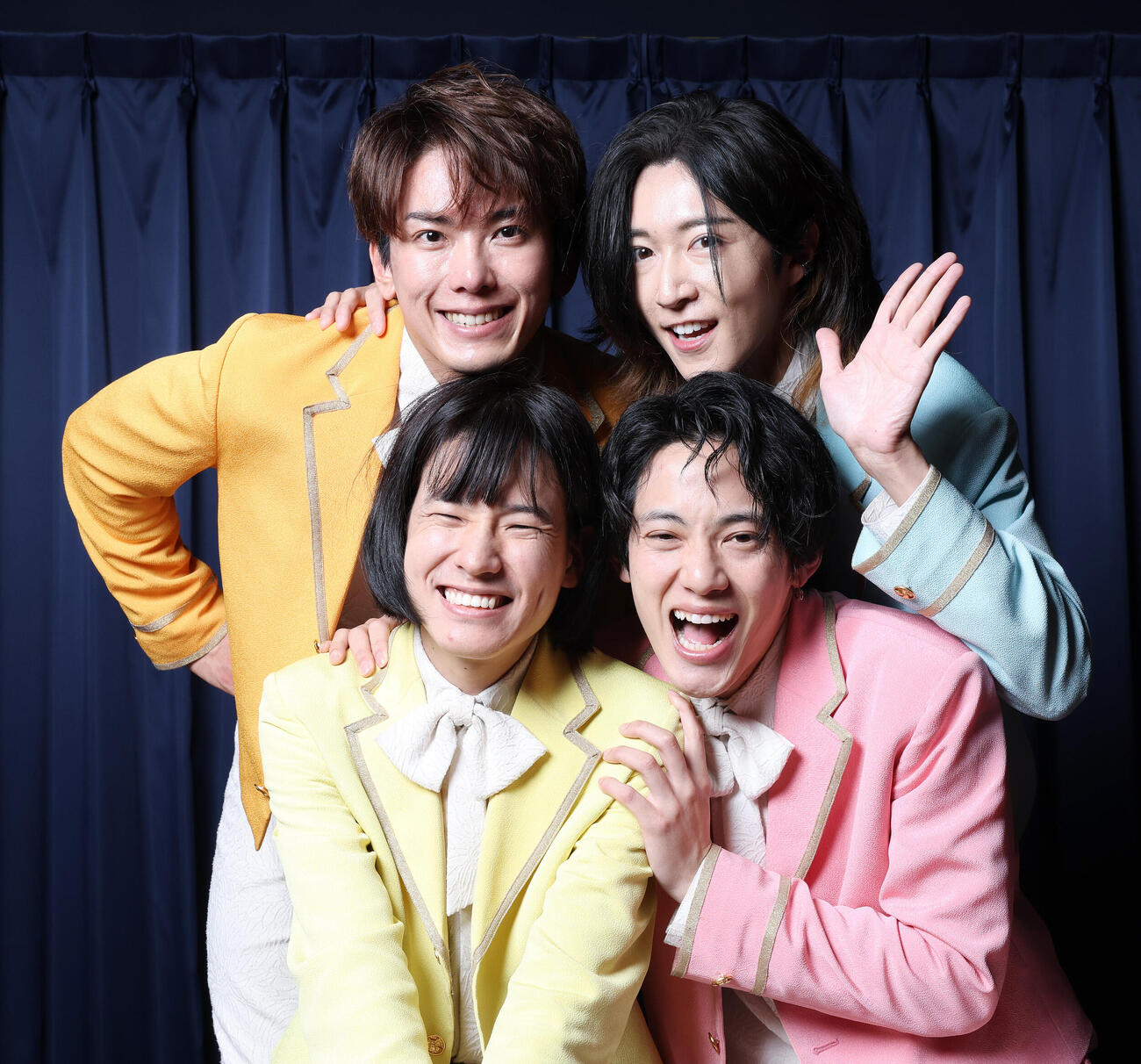 デビュー後にインタビューを受けたモナキ。左上から時計回りに、じん、サカイJr.、ケンケン、おヨネ（撮影・宮地輝）