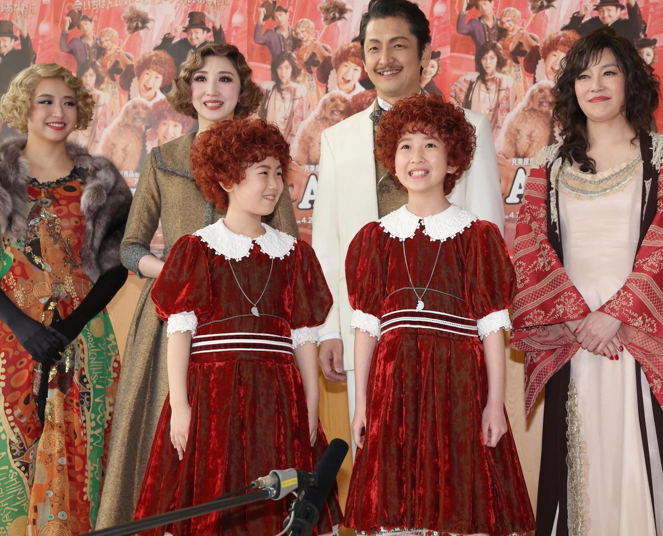 ミュージカル「アニー」の記者会見で笑顔の前列左から下山夏永、牧田花。後列左から浜崎香帆、愛原実花、岡田浩暉、須藤理彩（撮影・黒川智章）