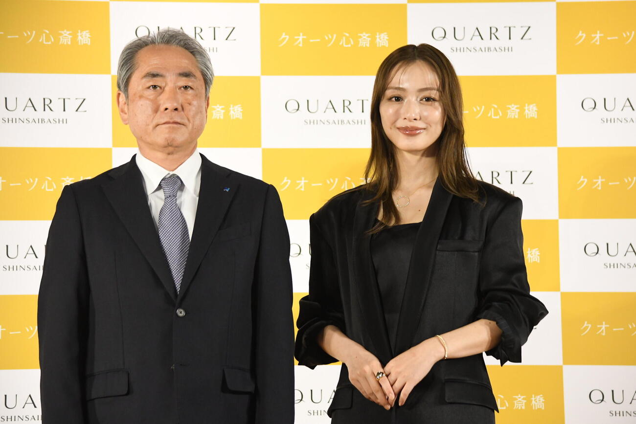 大規模複合施設「クオーツ心斎橋」の開業セレモニーに出席した内田理央（右）と前田隆也ヒューリック株式会社代表取締役社長（撮影・阪口孝志）