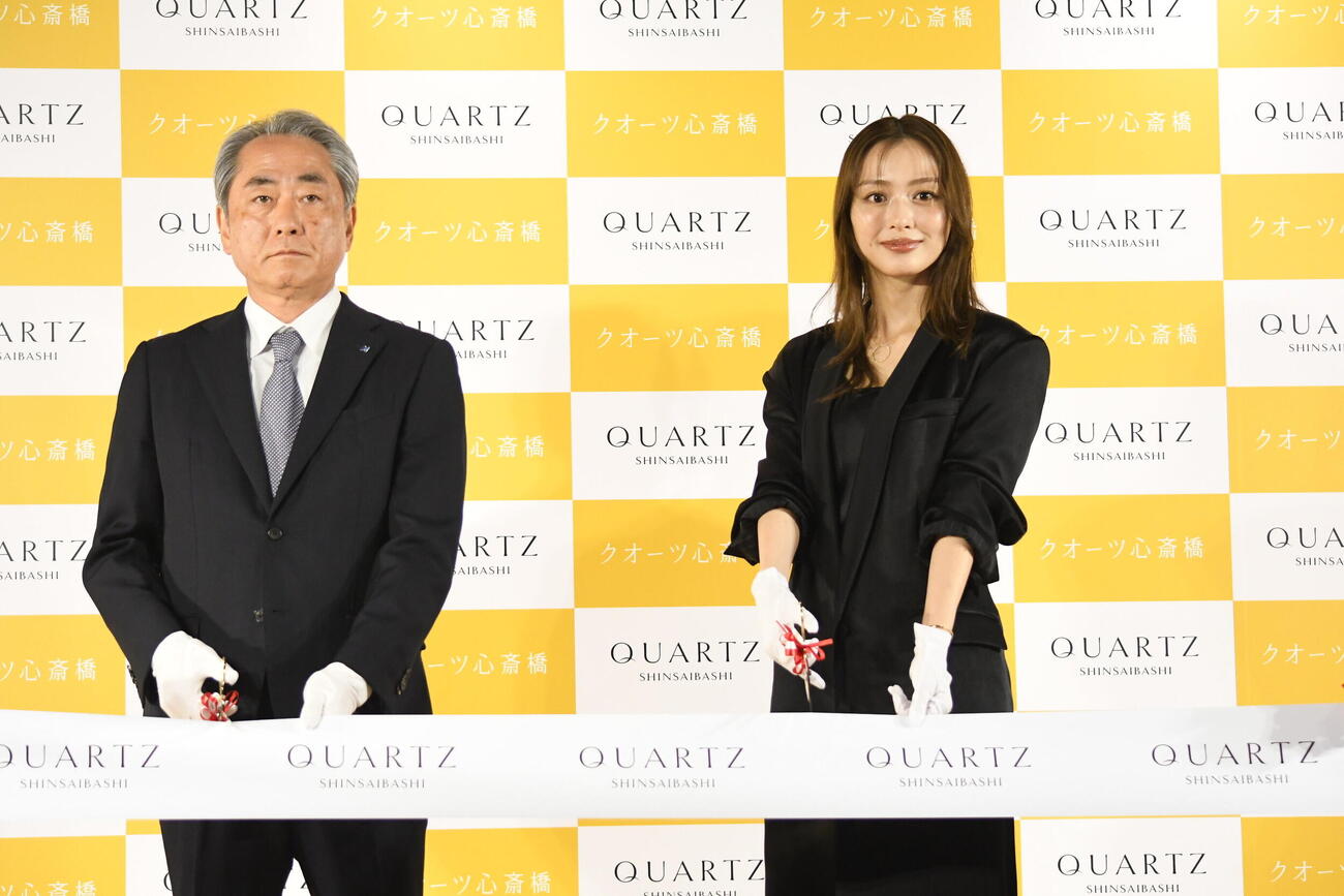 大規模複合施設「クオーツ心斎橋」の開業セレモニーに出席した内田理央（右）と前田隆也ヒューリック株式会社代表取締役社長（撮影・阪口孝志）