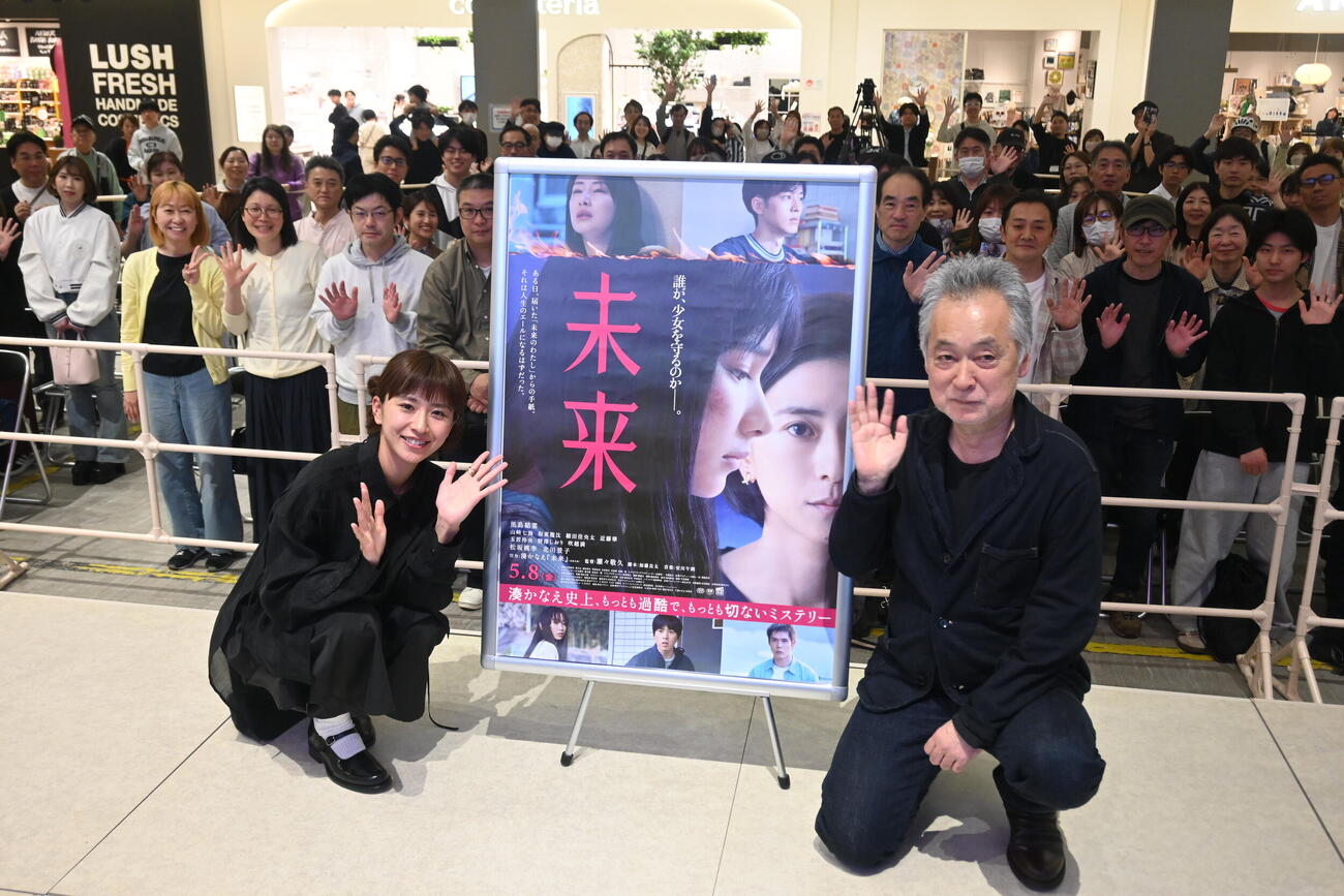 大阪・門真の「ららぽーと門真／三井アウトレットパーク　大阪門真」で行われた主演映画「未来」のFM大阪公開収録イベントに登壇した黒島結菜（左）瀬々敬久監督（撮影・松浦隆司）