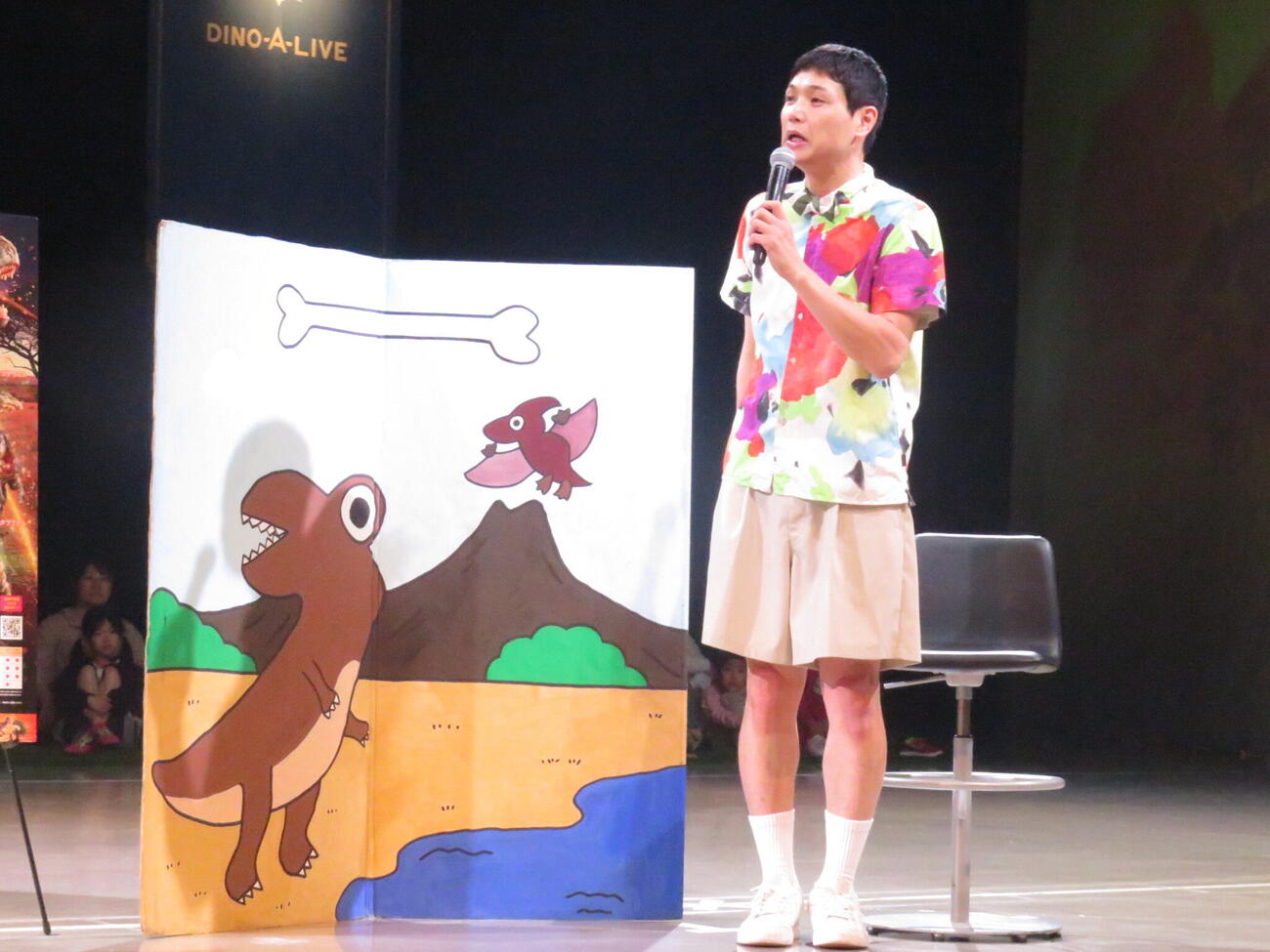自作の段ボール作品持参で、恐竜ライブ「DINO SAFARI」に特別ゲストとして出演したもう中学生