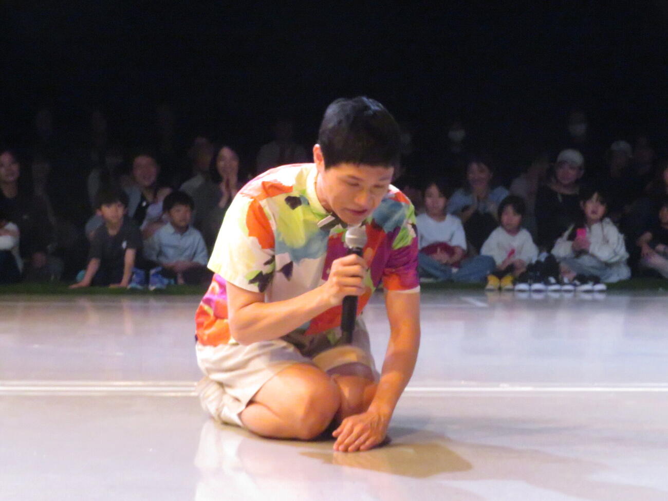 恐竜ライブ「DINO SAFARI」に特別ゲストとして出演したもう中学生は、正座をして結婚を報告した