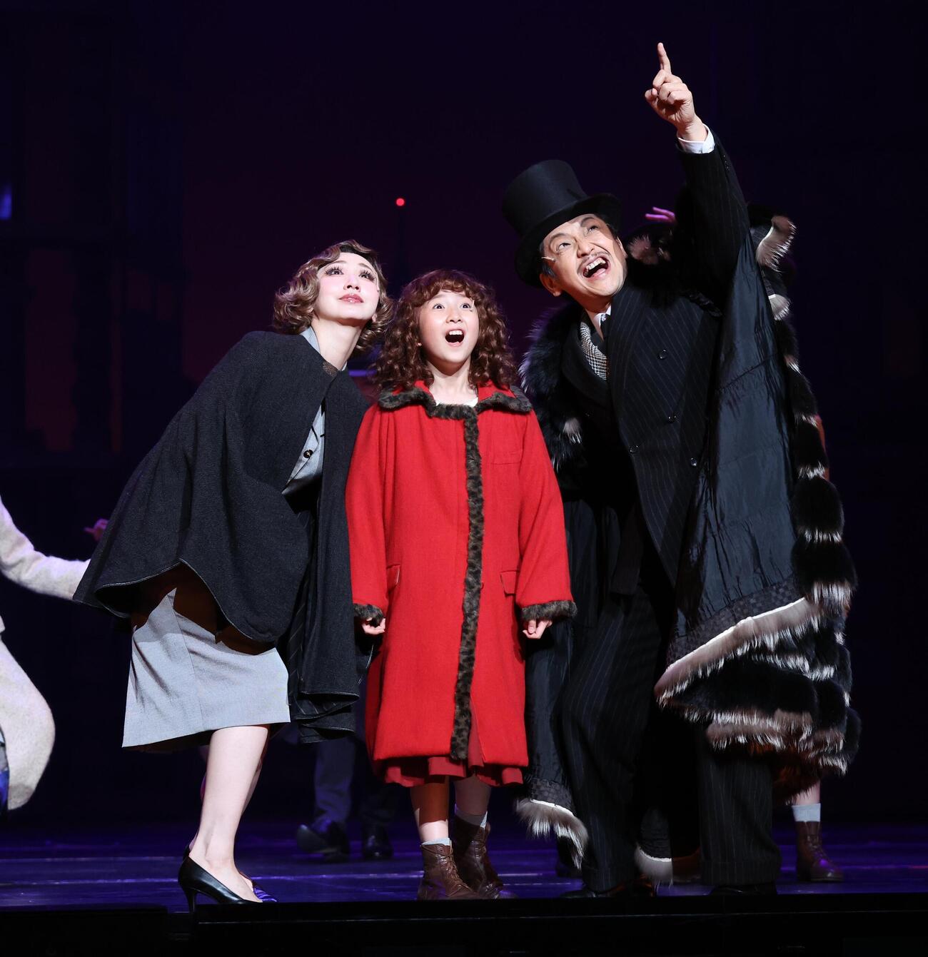 ミュージカル「アニー」のアニー役を演じる牧田花（中央）。左は愛原実花、右は岡田浩暉（撮影・黒川智章）