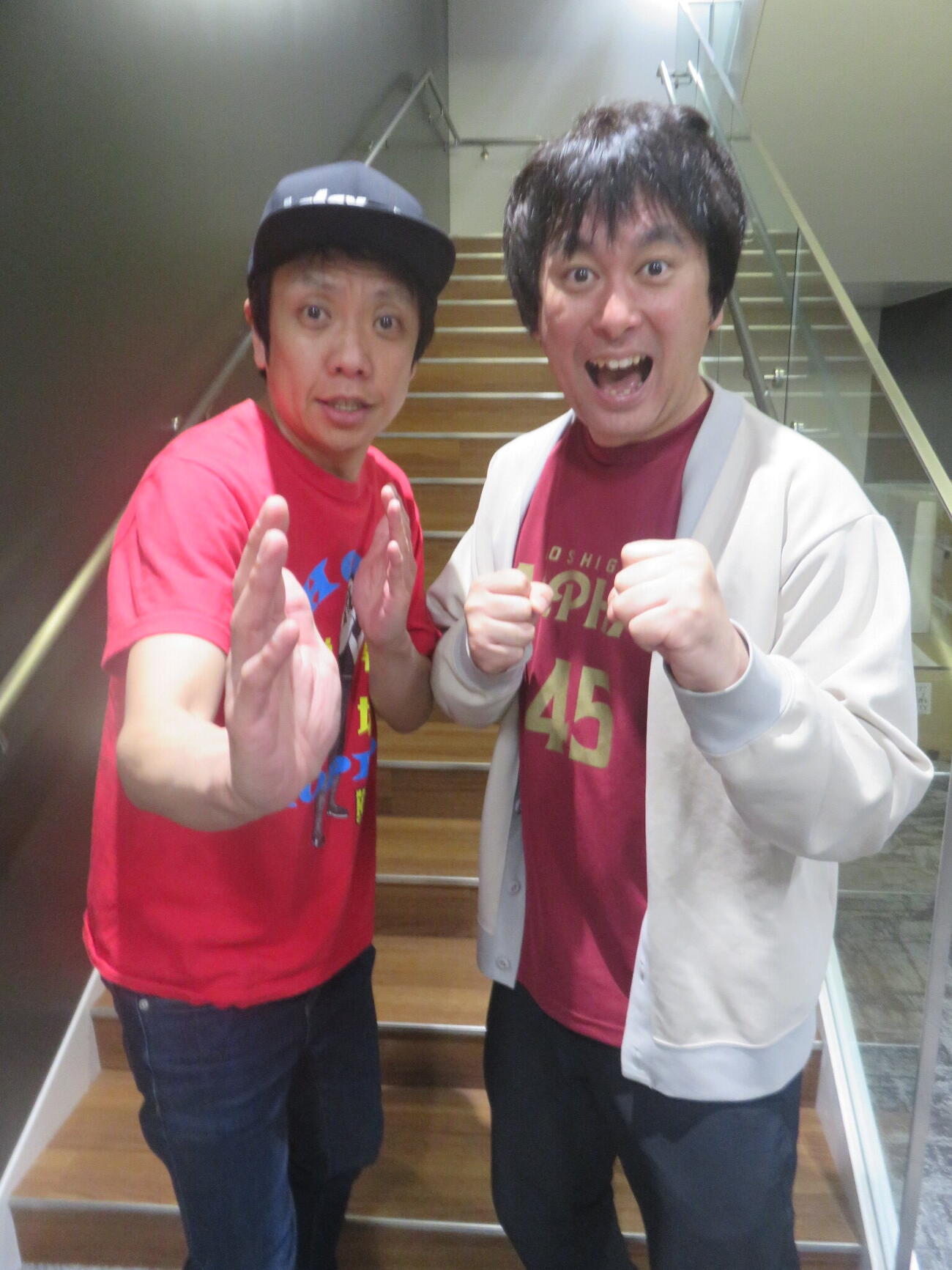 「や団単独ライブツアー2026『巡業』」ついて語った、本間キッド（左）と中島享