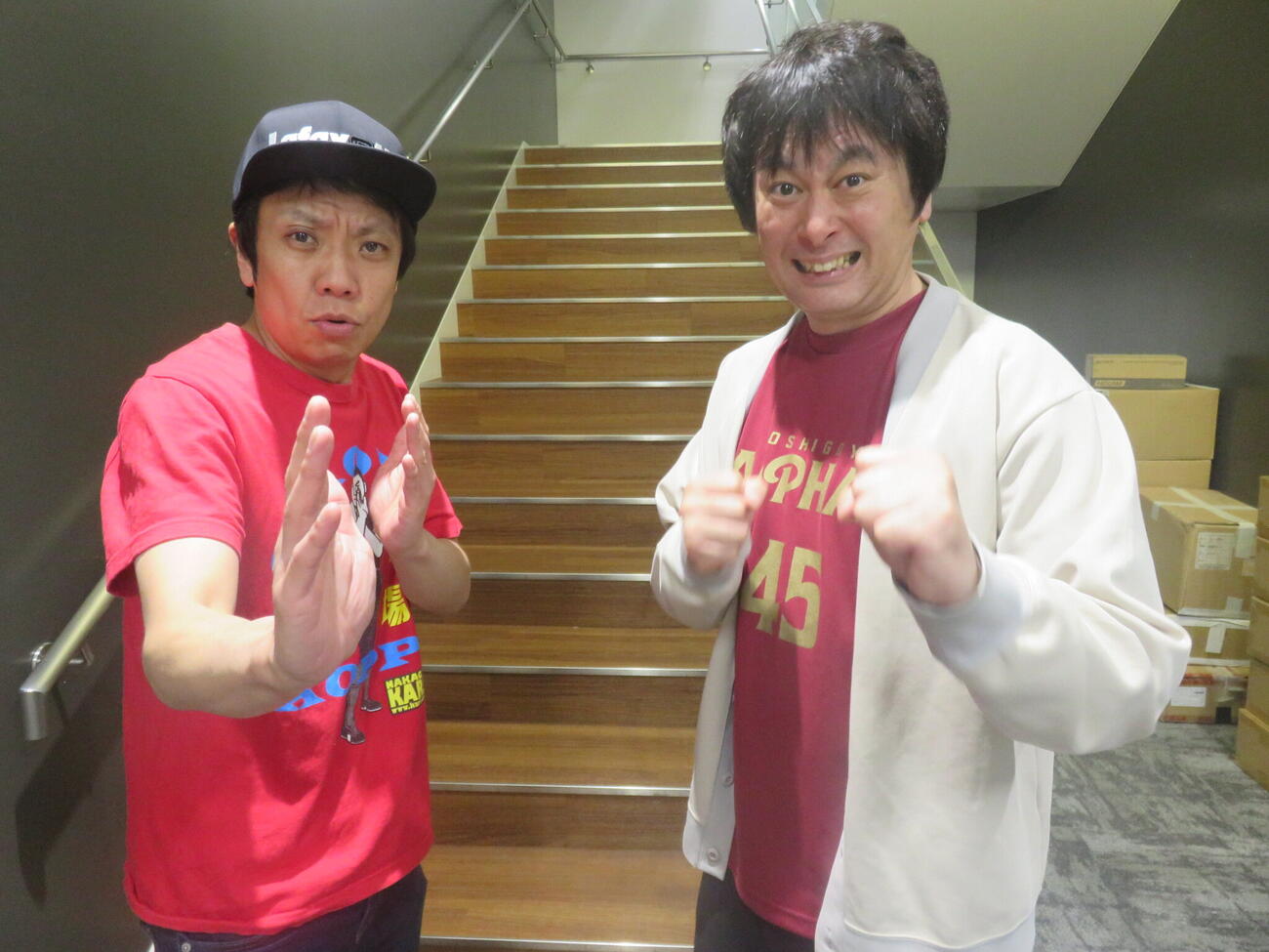 「や団単独ライブツアー2026『巡業』」ついて語った、本間キッド（左）と中島享