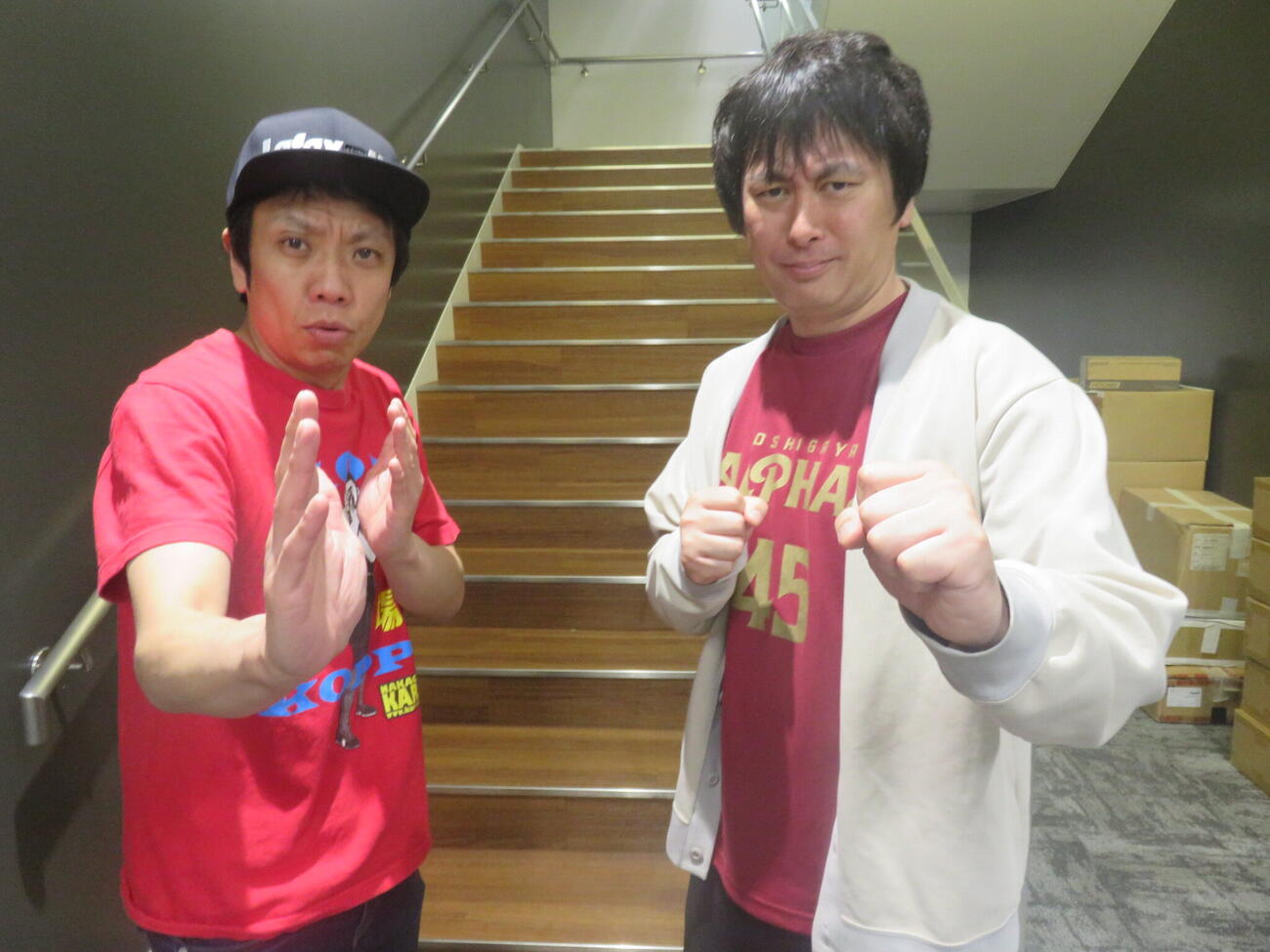 「や団単独ライブツアー2026『巡業』」ついて語った、本間キッド（左）と中島享