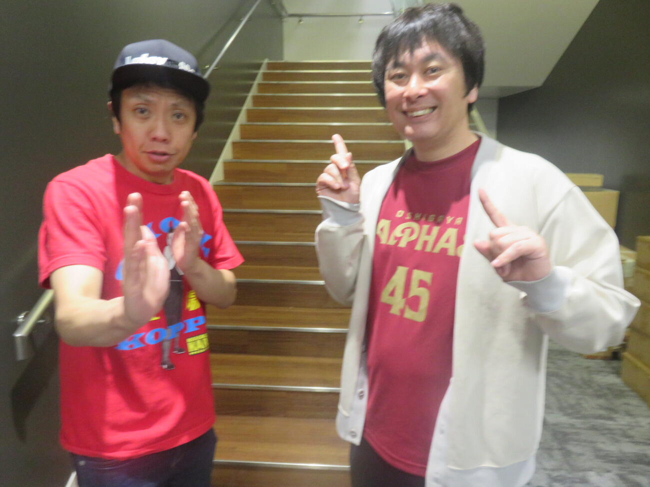 「や団単独ライブツアー2026『巡業』」ついて語った、本間キッド（左）と中島享