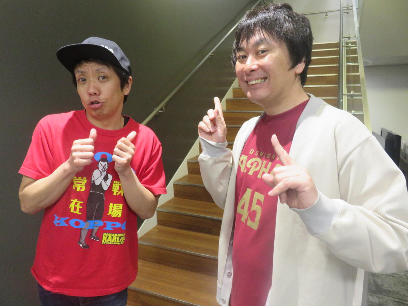 「や団単独ライブツアー2026『巡業』」ついて語った、本間キッド（左）と中島享