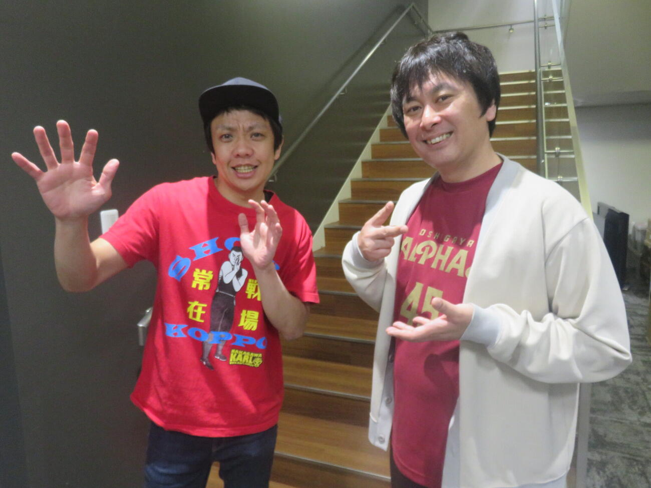 「や団単独ライブツアー2026『巡業』」ついて語った、本間キッド（左）と中島享