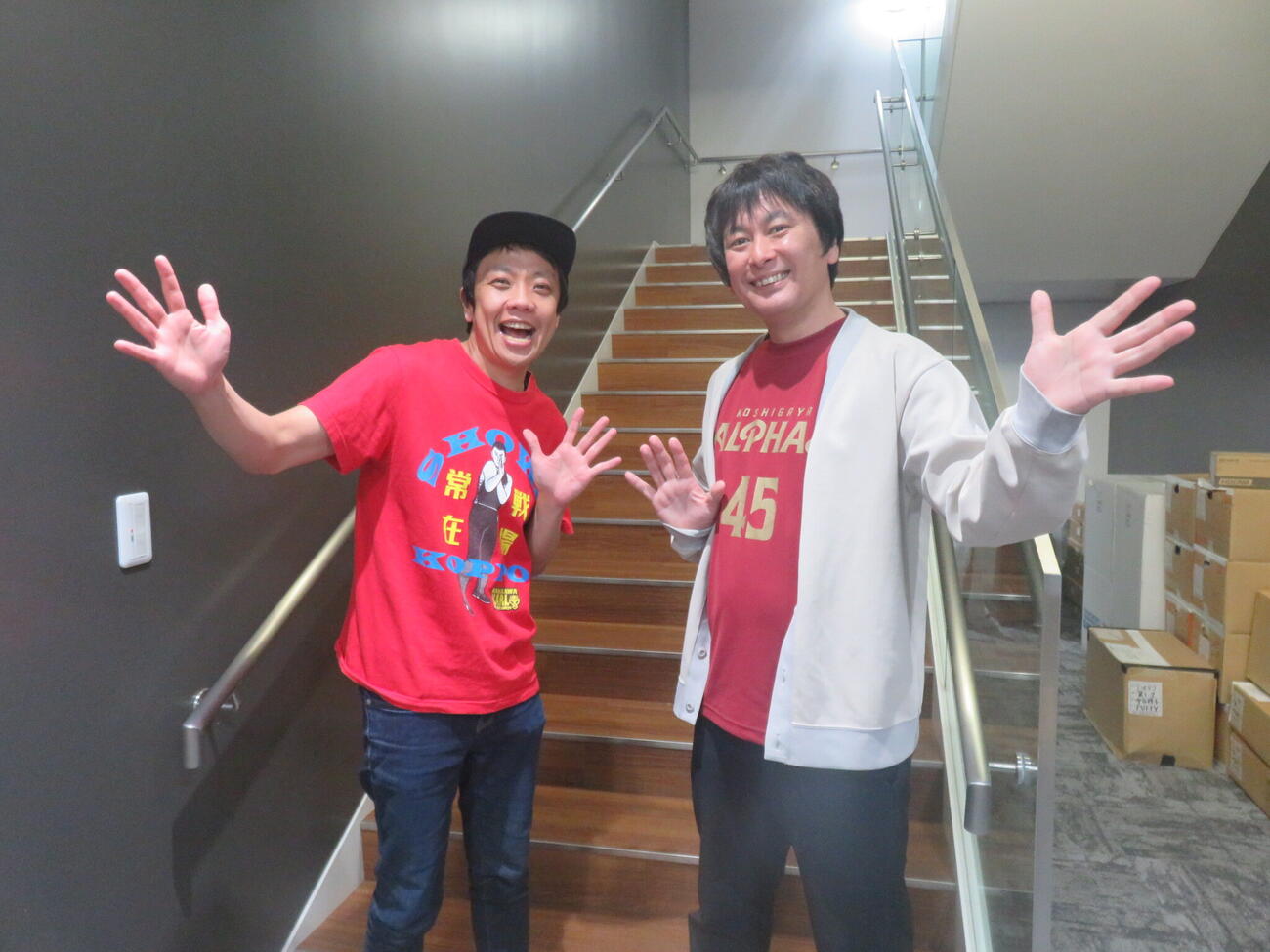 「や団単独ライブツアー2026『巡業』」ついて語った、本間キッド（左）と中島享