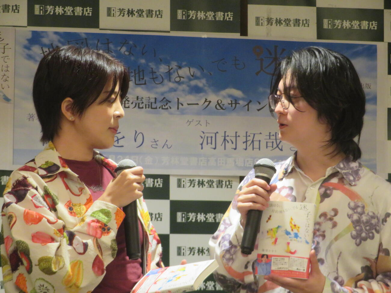 見つめ合う篠原かをり（左）と夫の河村拓哉（撮影・川田和博）
