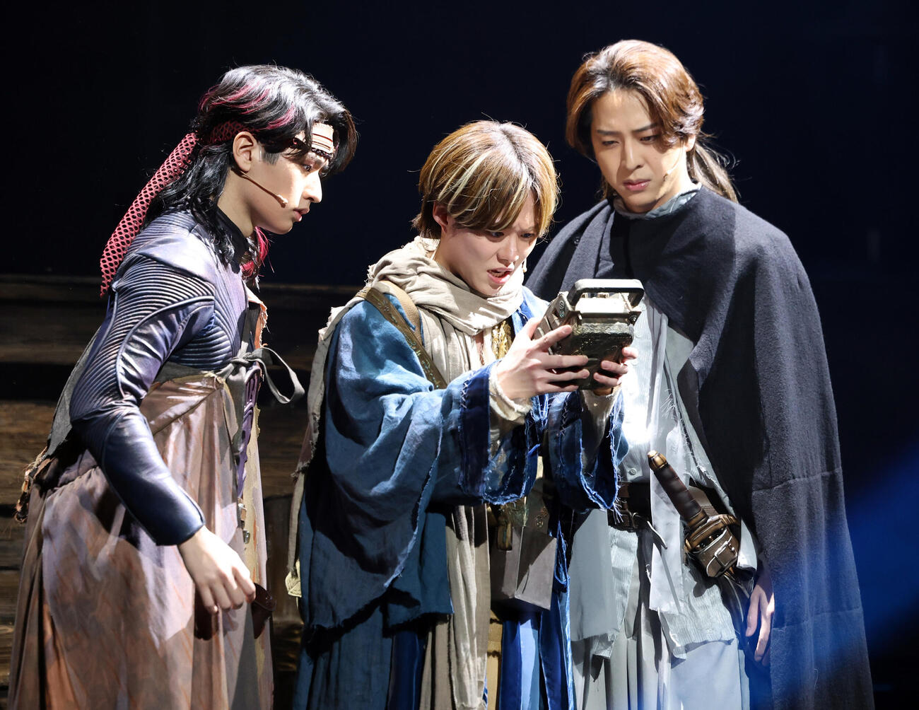 舞台「AmberS－アンバース－」ゲネプロで熱演する、左から猪狩蒼弥、大橋和也、寺西拓人（撮影・浅見桂子）