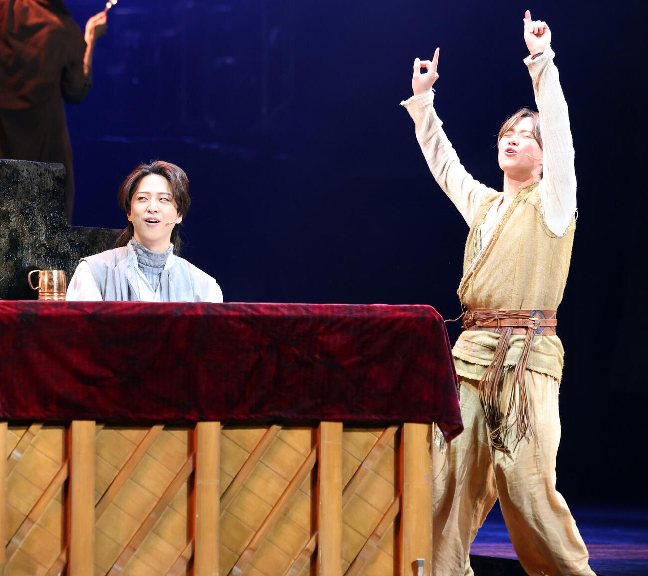 舞台「AmberS－アンバース－」ゲネプロで熱演する寺西拓人（左）と大橋和也（撮影・浅見桂子）