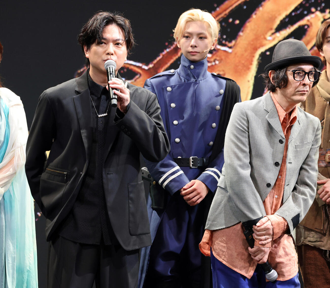 舞台「AmberS－アンバース－」会見で、笑顔で報道陣の質問に答える加藤シゲアキ（左）。右は河原雅彦（撮影・浅見桂子）