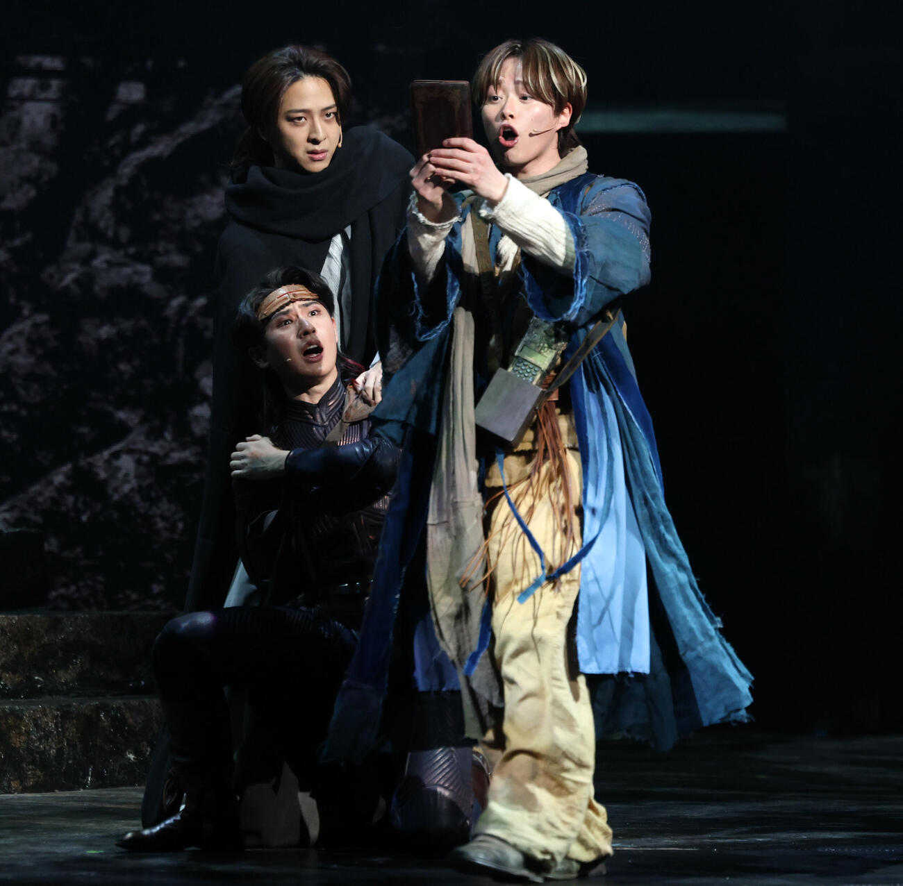舞台「AmberS－アンバース－」ゲネプロで熱演する、左から猪狩蒼弥、寺西拓人、大橋和也（撮影・浅見桂子）