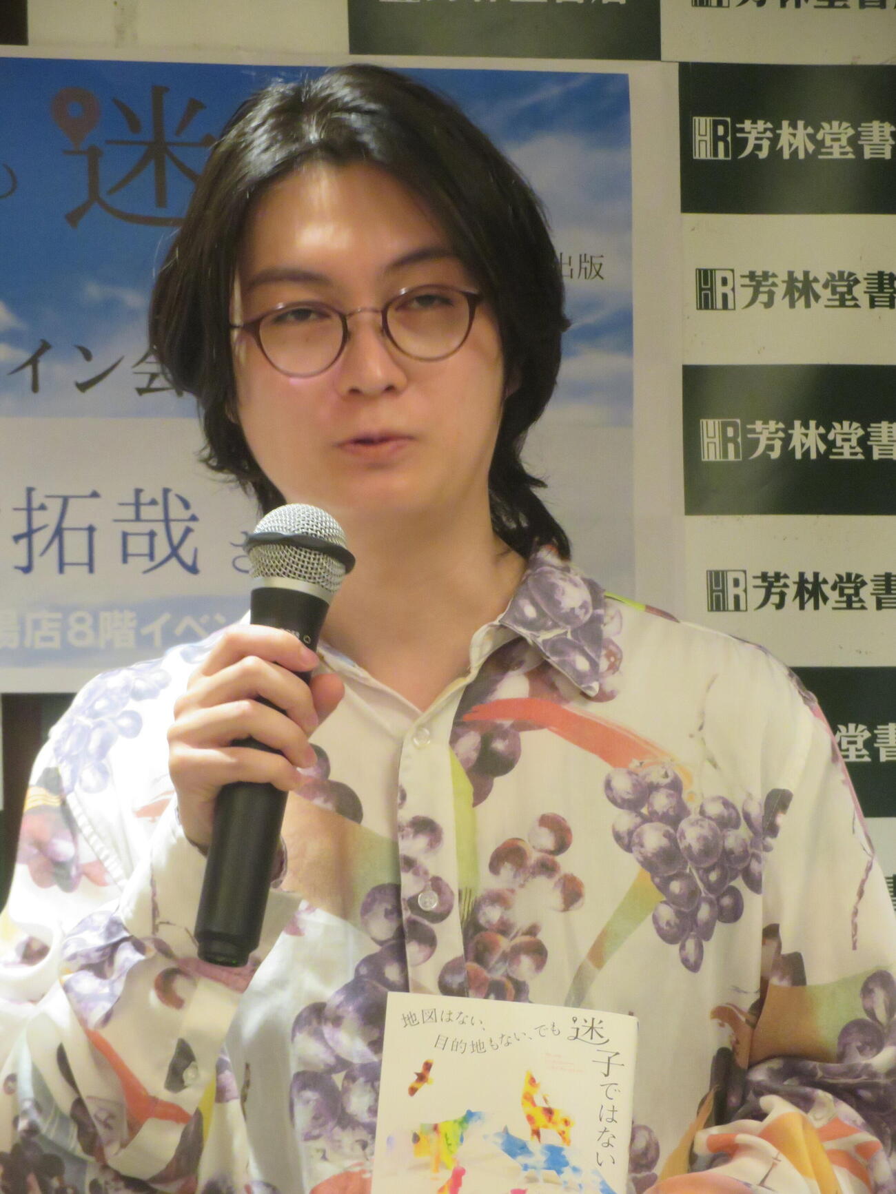 篠原かをり初エッセー集「地図はない、目的地もない、でも迷子ではない」発売記念イベントに出席した河村拓哉（撮影・川田和博）
