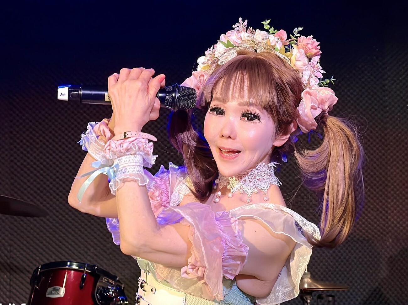 ワンマンライブ「春はひとみん」で熱唱する恵中瞳