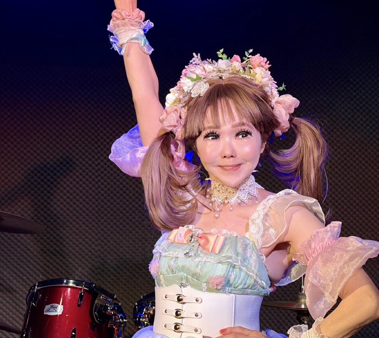 ワンマンライブ「春はひとみん」で熱唱する恵中瞳
