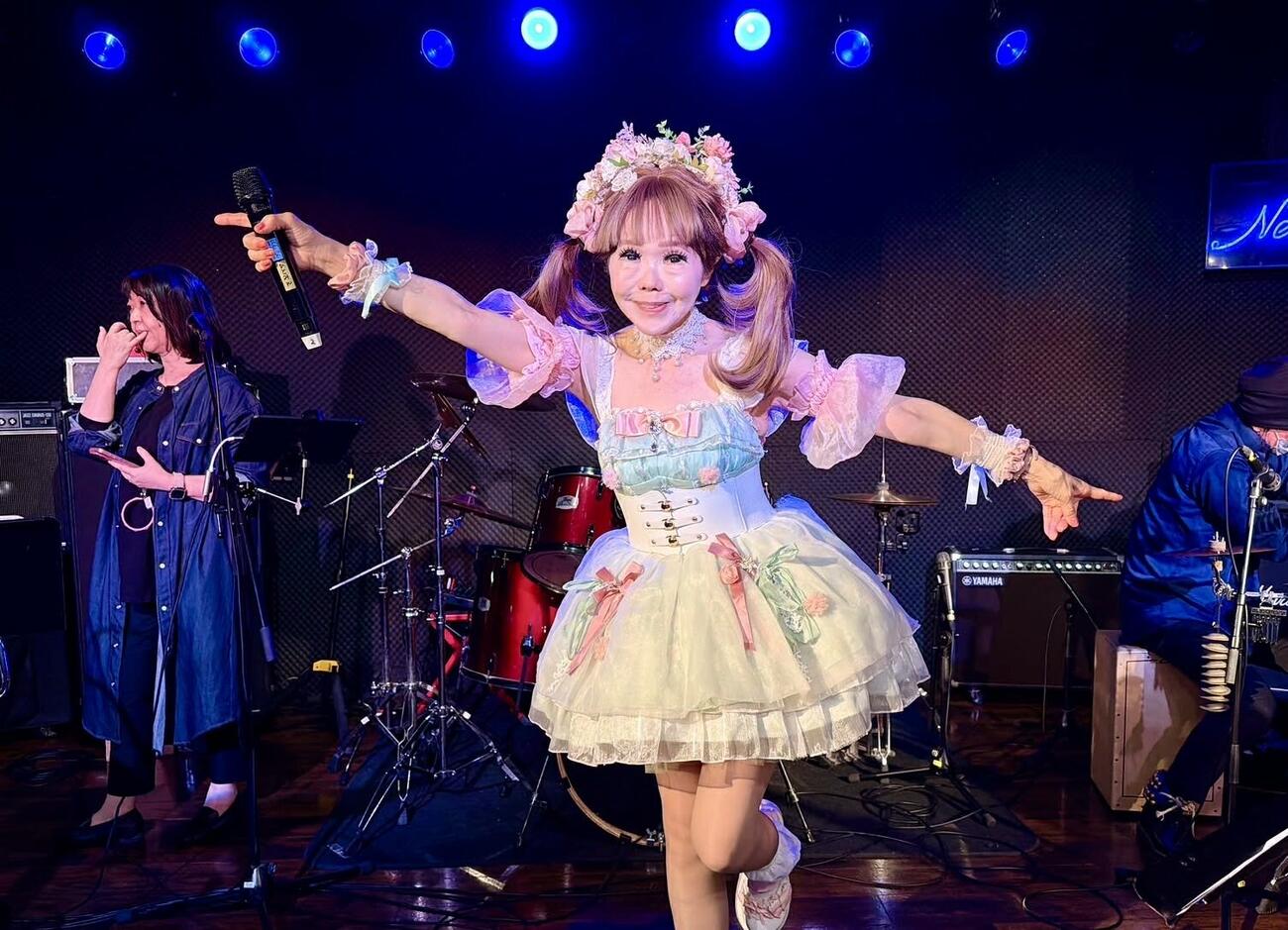 ワンマンライブ「春はひとみん」で熱唱する恵中瞳