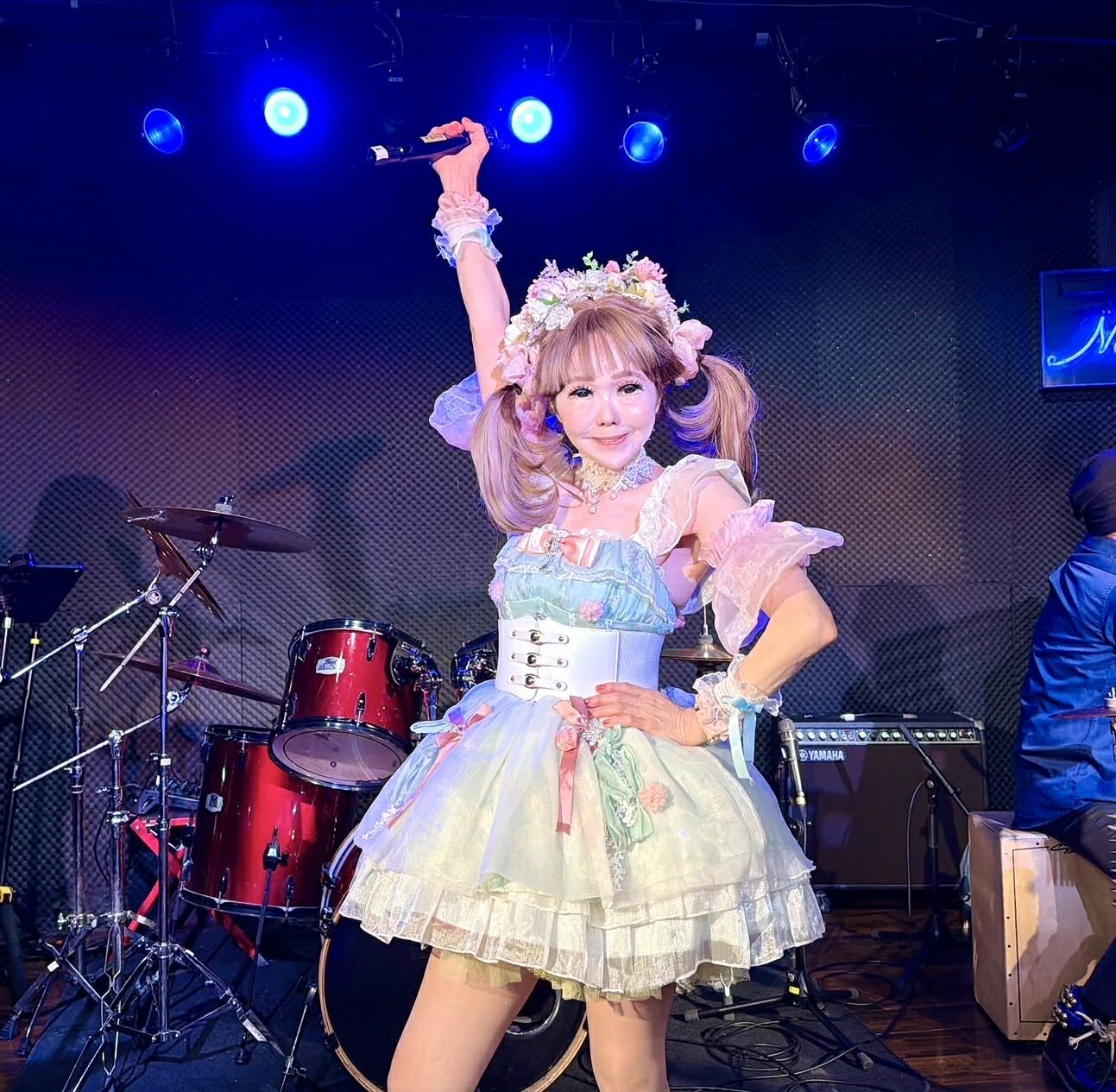 ワンマンライブ「春はひとみん」で熱唱する恵中瞳