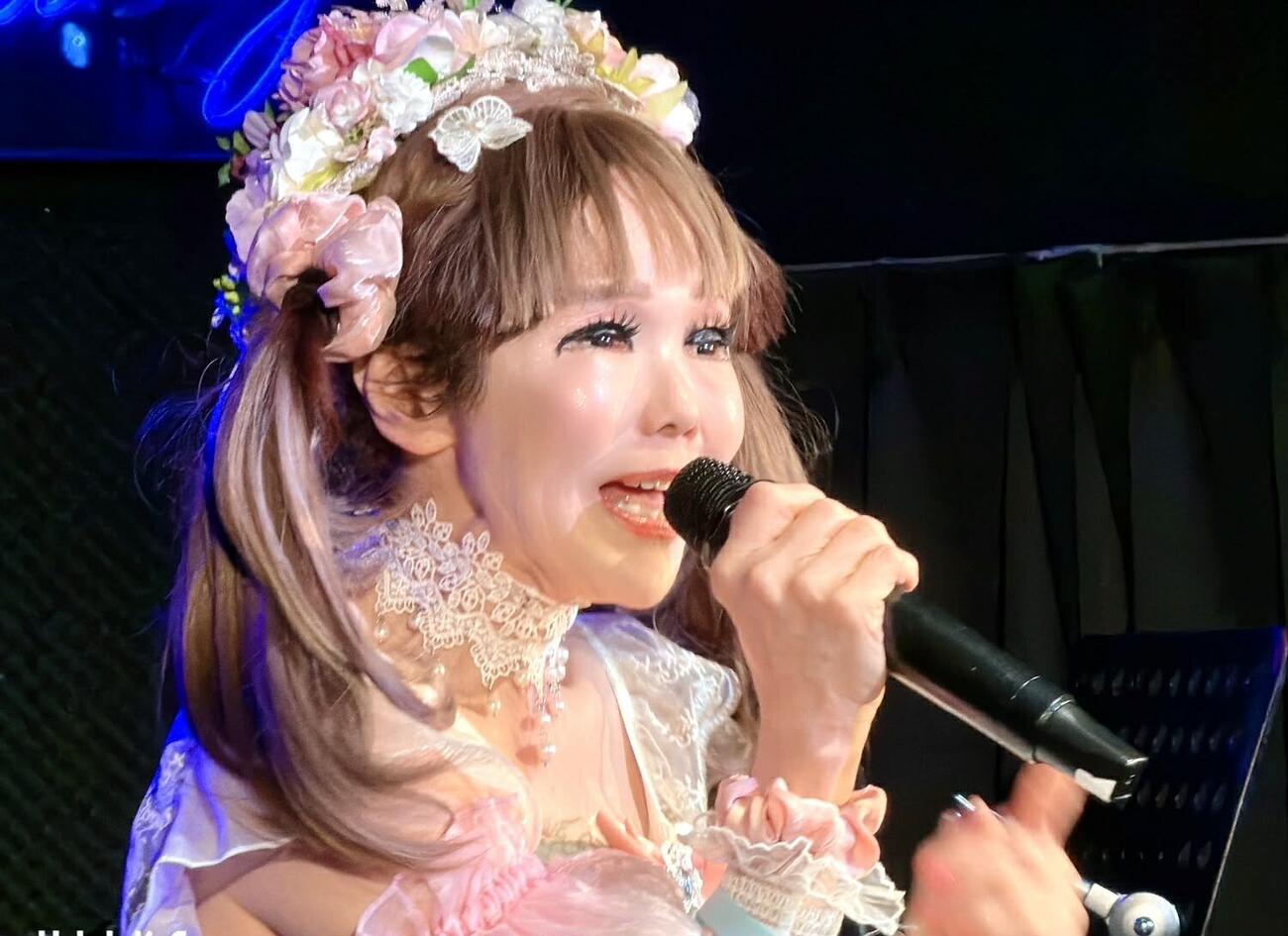 ワンマンライブ「春はひとみん」で熱唱する恵中瞳