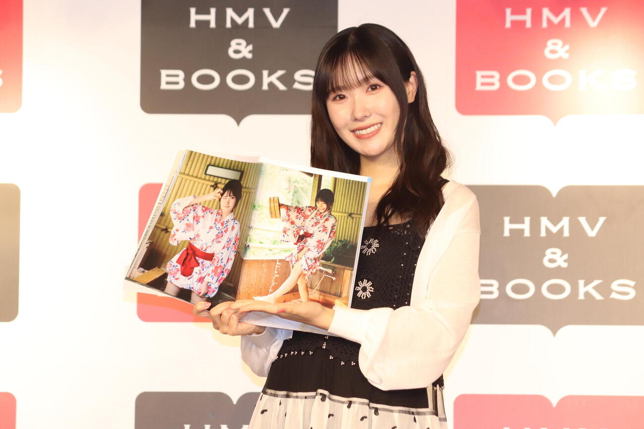 ファースト写真集「Blooming」発売記念イベントを行った坂倉花（撮影・加藤理沙）