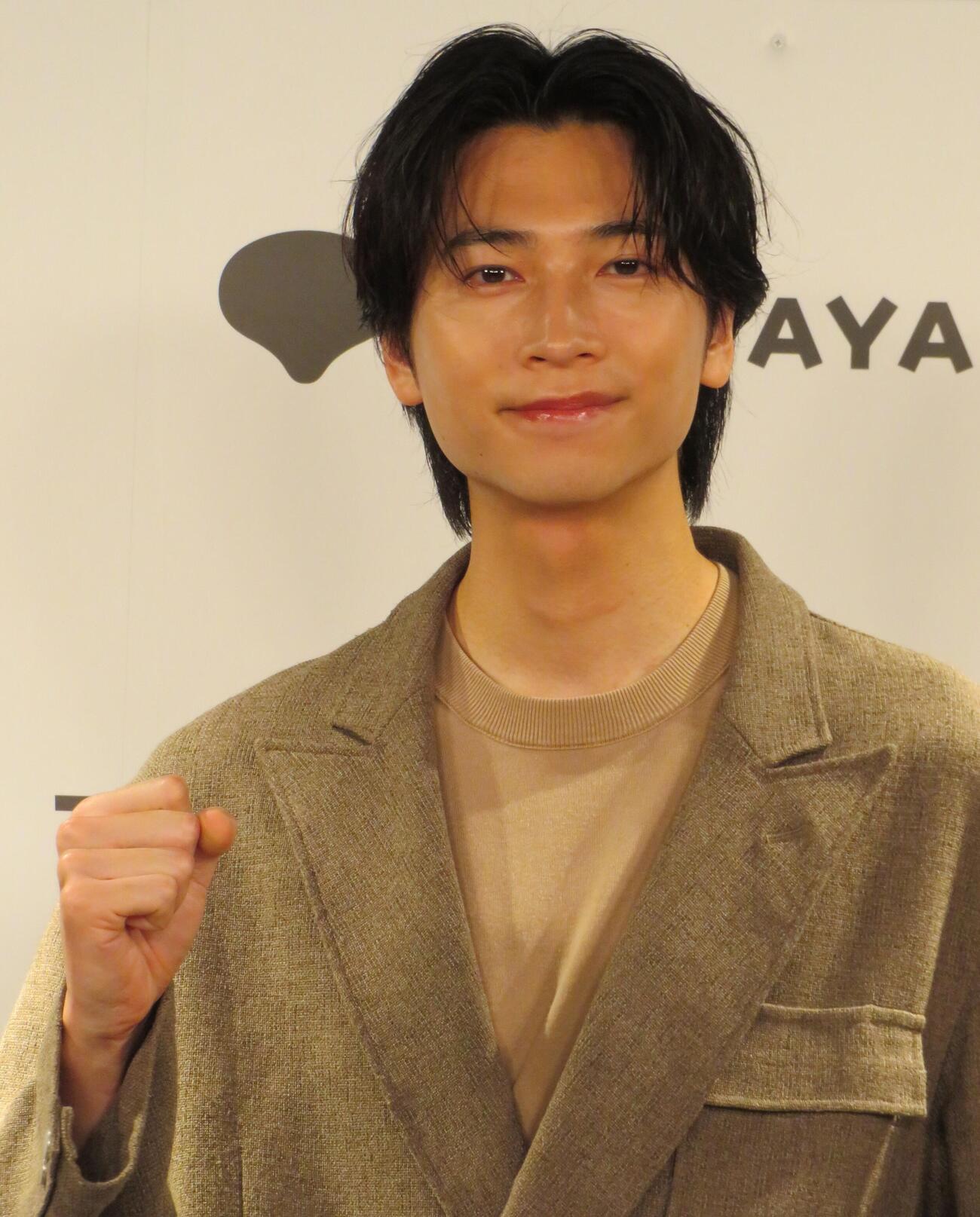 26年度卓上カレンダーの発売記念イベントを行った庄司浩平