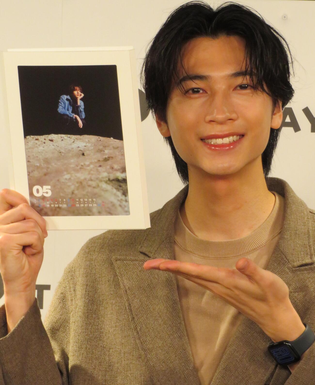 26年度卓上カレンダーの発売記念イベントを行った庄司浩平