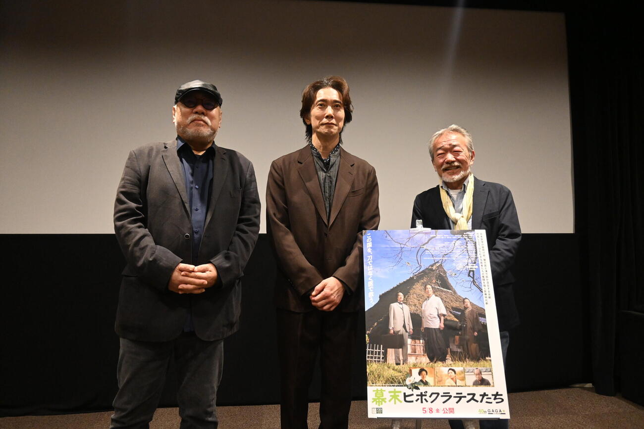 東映京都撮影所の試写室で舞台あいさつした左から緒方明監督、佐々木蔵之介、森重晃プロデューサー（撮影・松浦隆司）