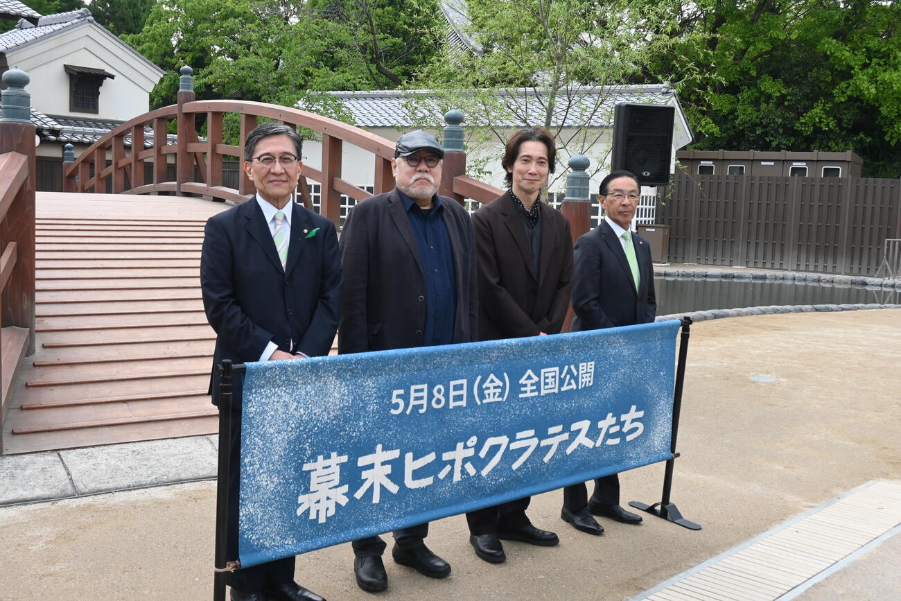 東映太秦映画村で公開イベントに参加した左から松井孝治京都市長、緒方明監督、佐々木蔵之介、西脇隆俊京都府知事（撮影・松浦隆司）