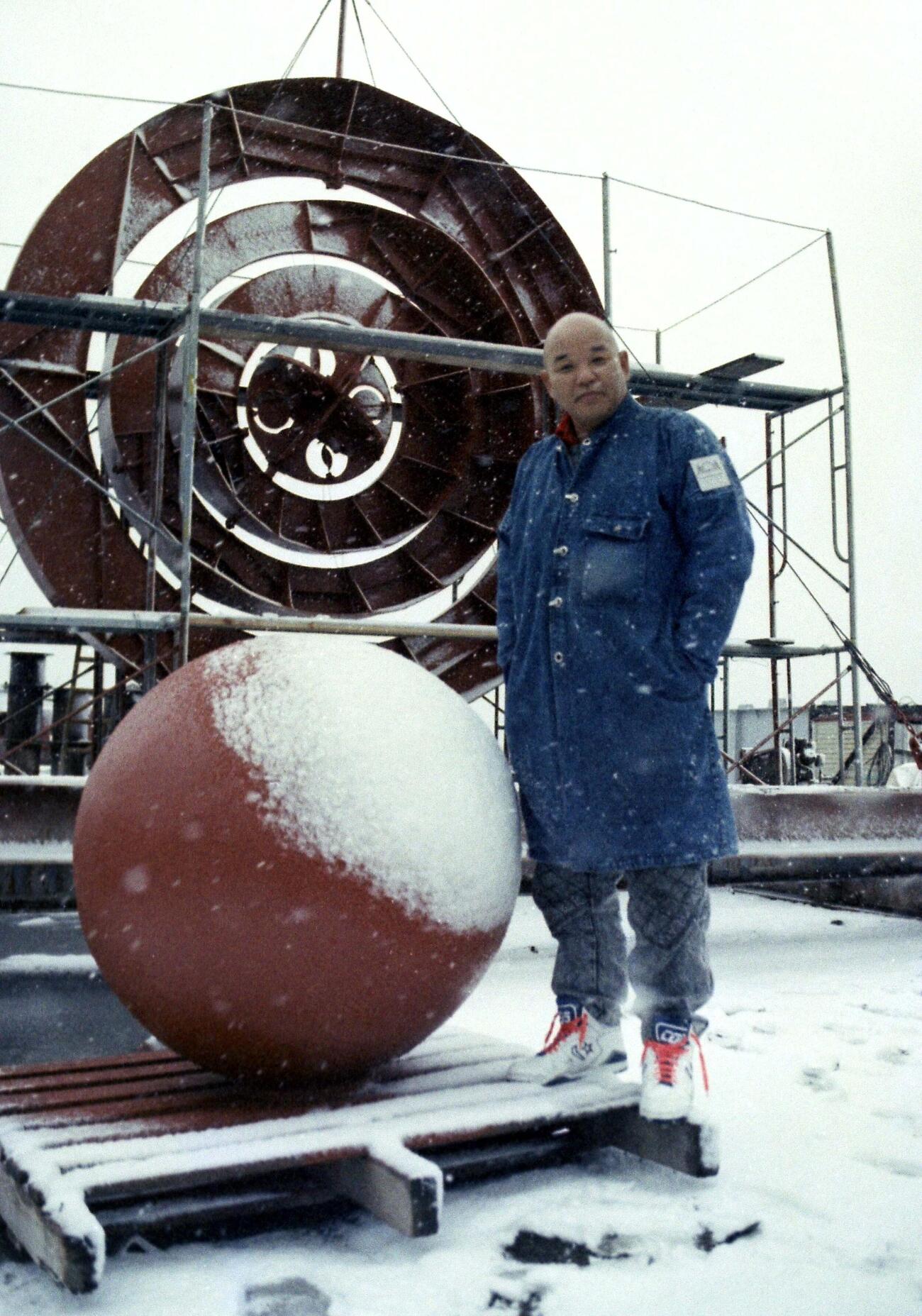 クマさんこと篠原勝之　室蘭の巨大オブジェ制作＝1993年1月26日