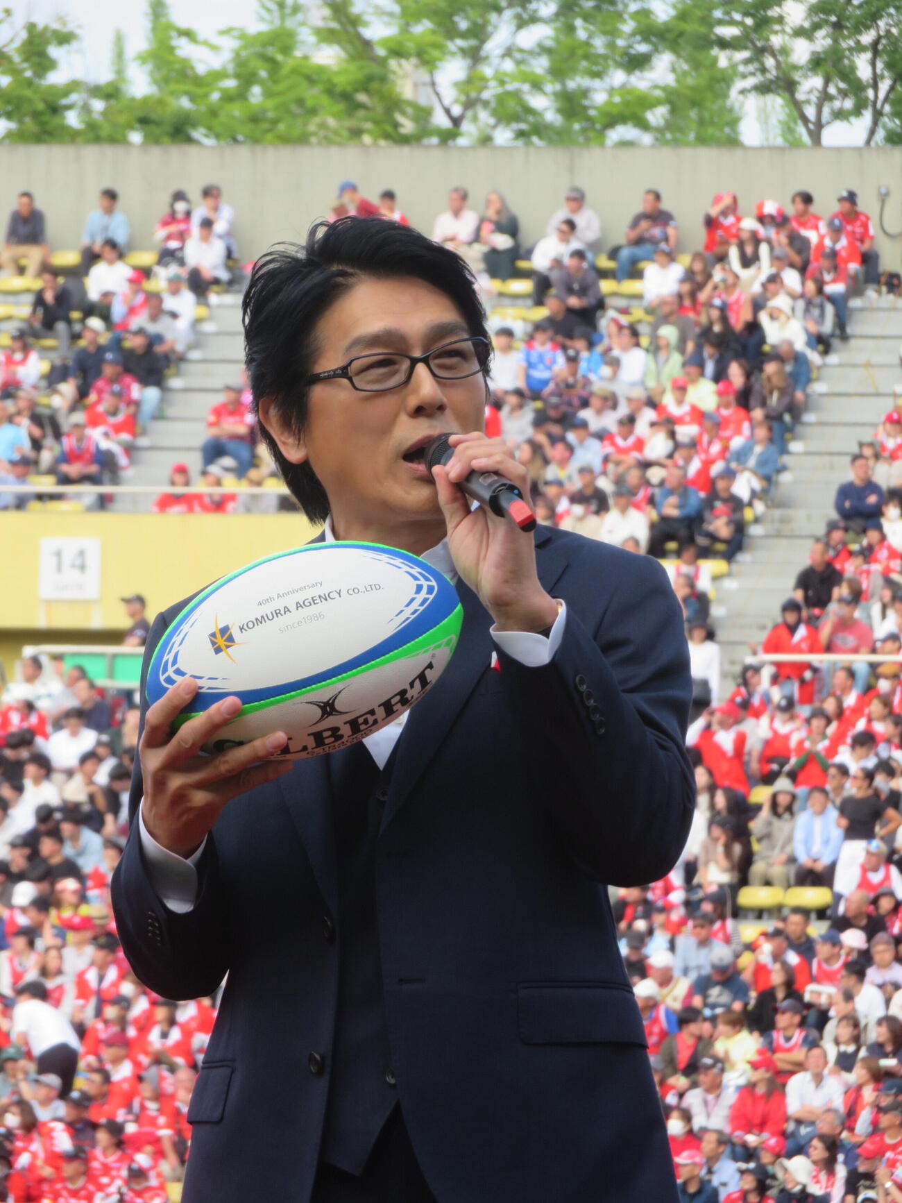「ハートフル・スクラム2026ラグビーボール贈呈セレモニー」でスピーチする高橋克典（撮影・川田和博）