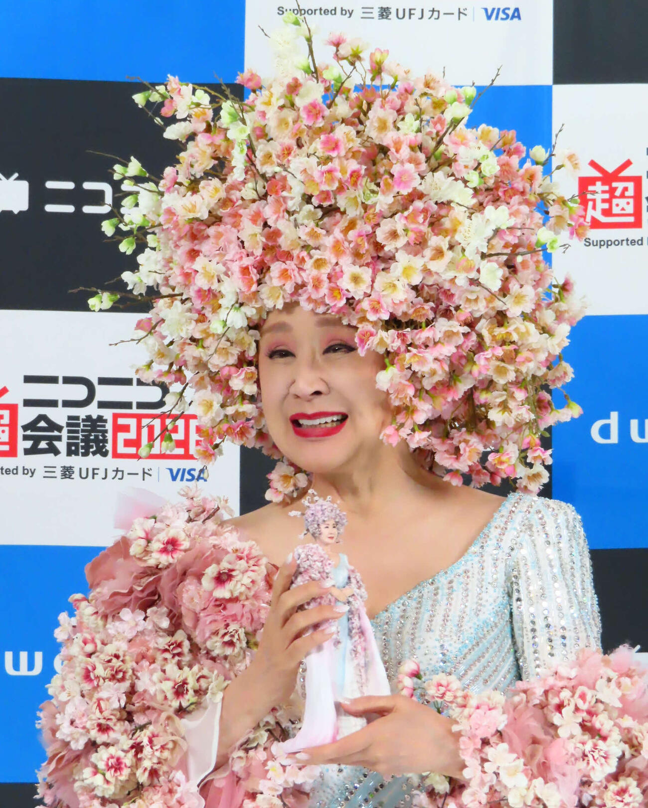 「超ニコニコ盆踊り」で自身のフィギュアを手にする小林幸子＝2026年4月26日