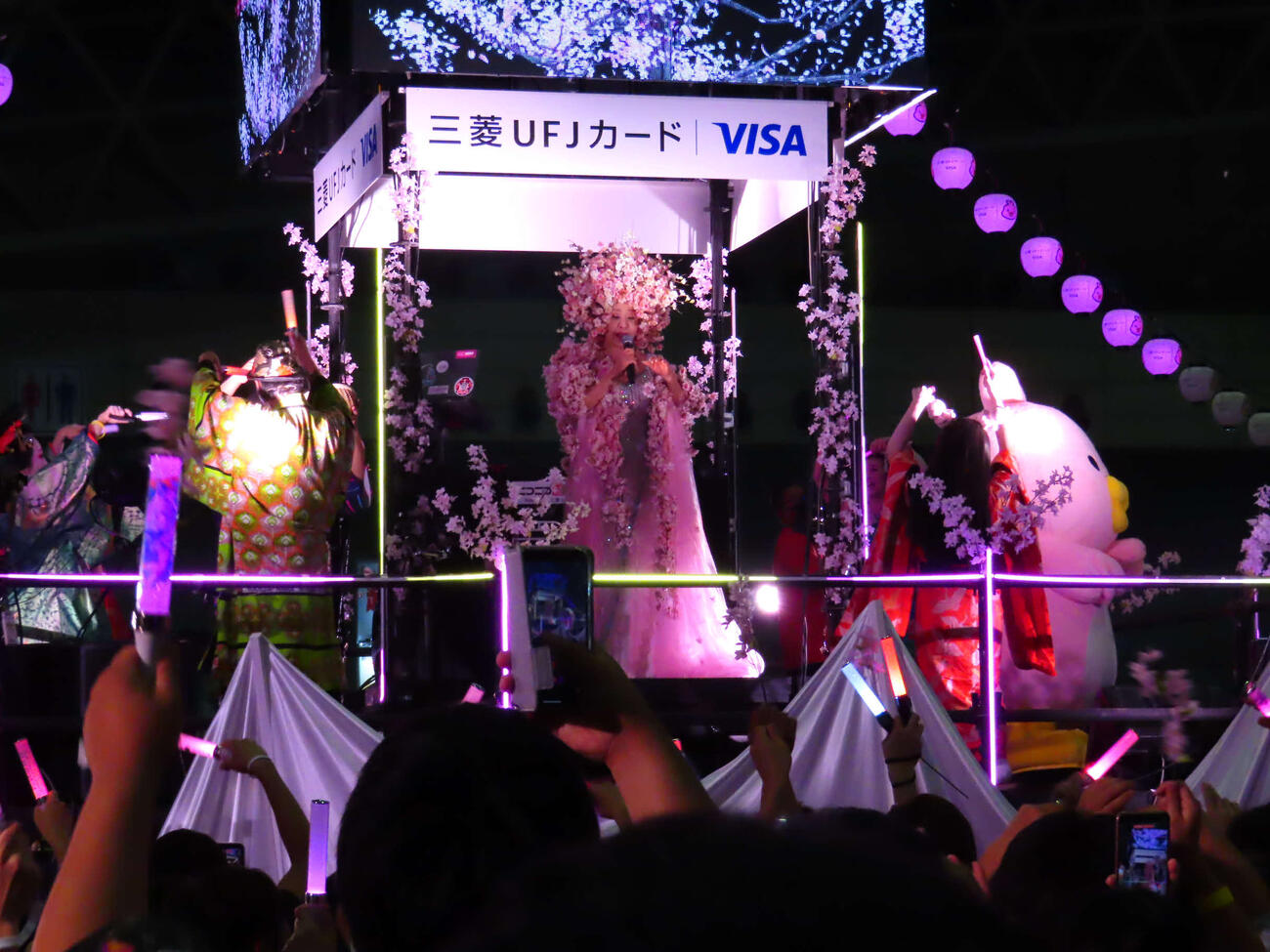 「超ニコニコ盆踊り」に登場した小林幸子