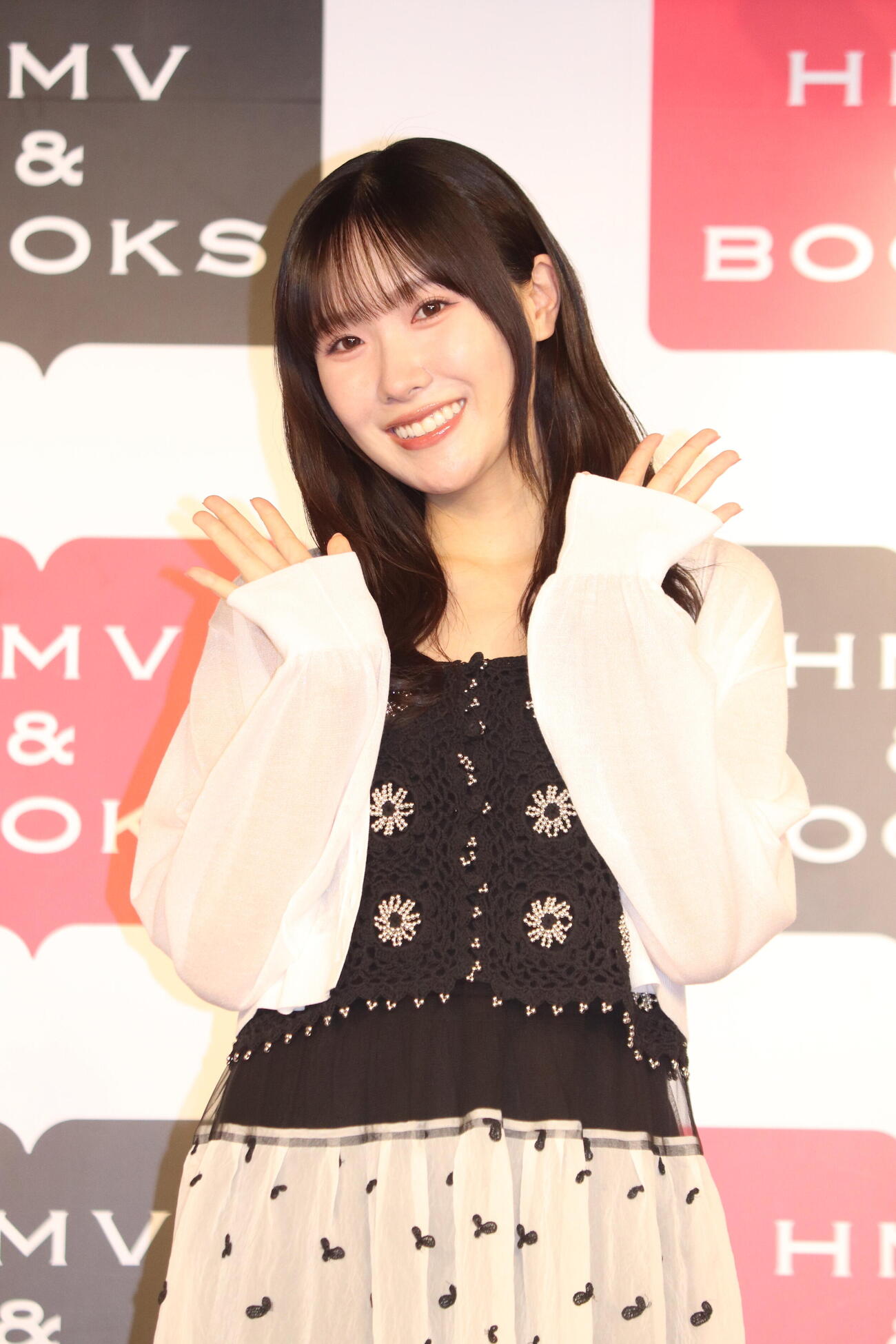 ファースト写真集「Blooming」発売記念イベントを行った坂倉花（撮影・加藤理沙）