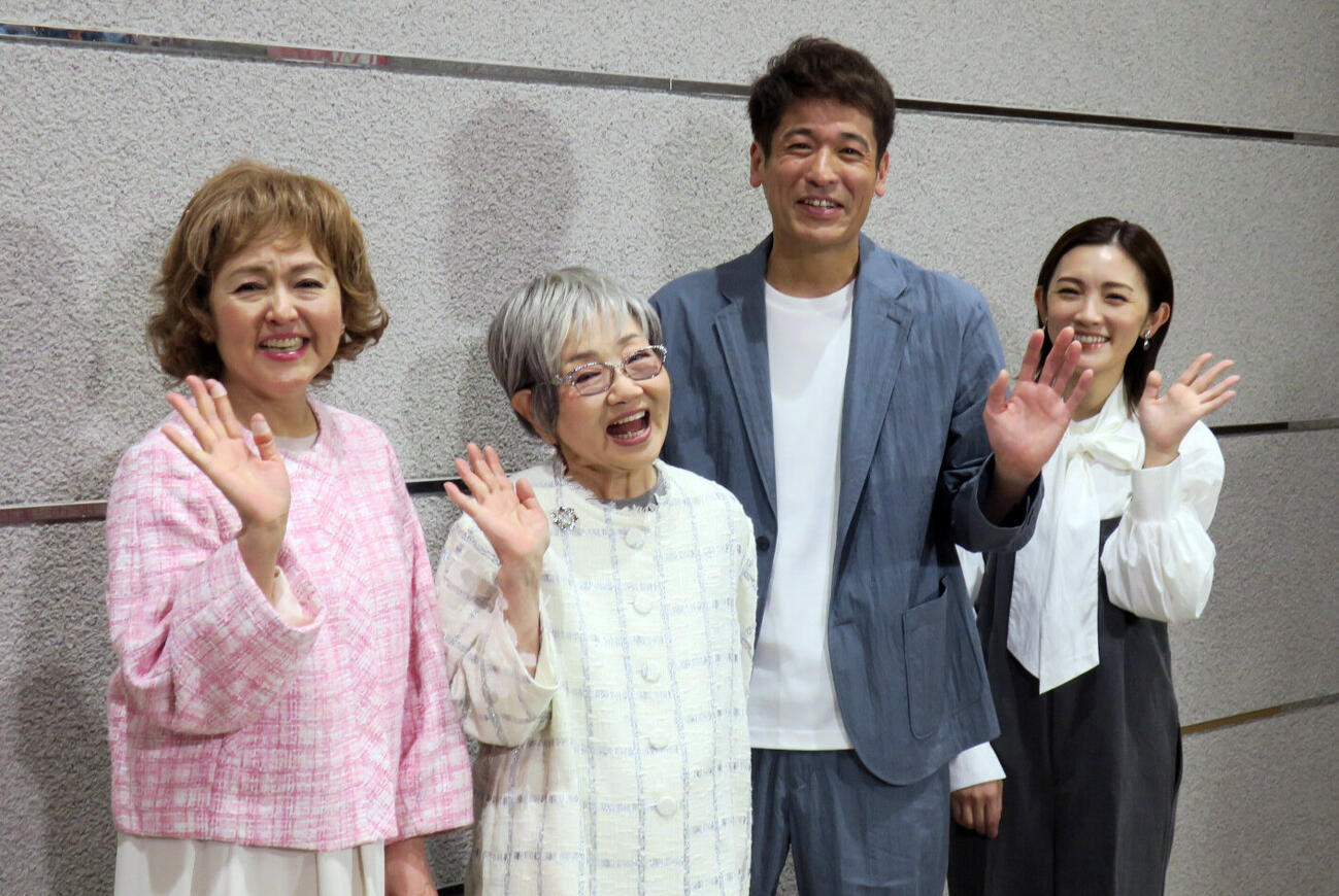 舞台の取材会で笑顔を見せる。左からあめくみちこ、泉ピン子、佐藤隆太、星野真里